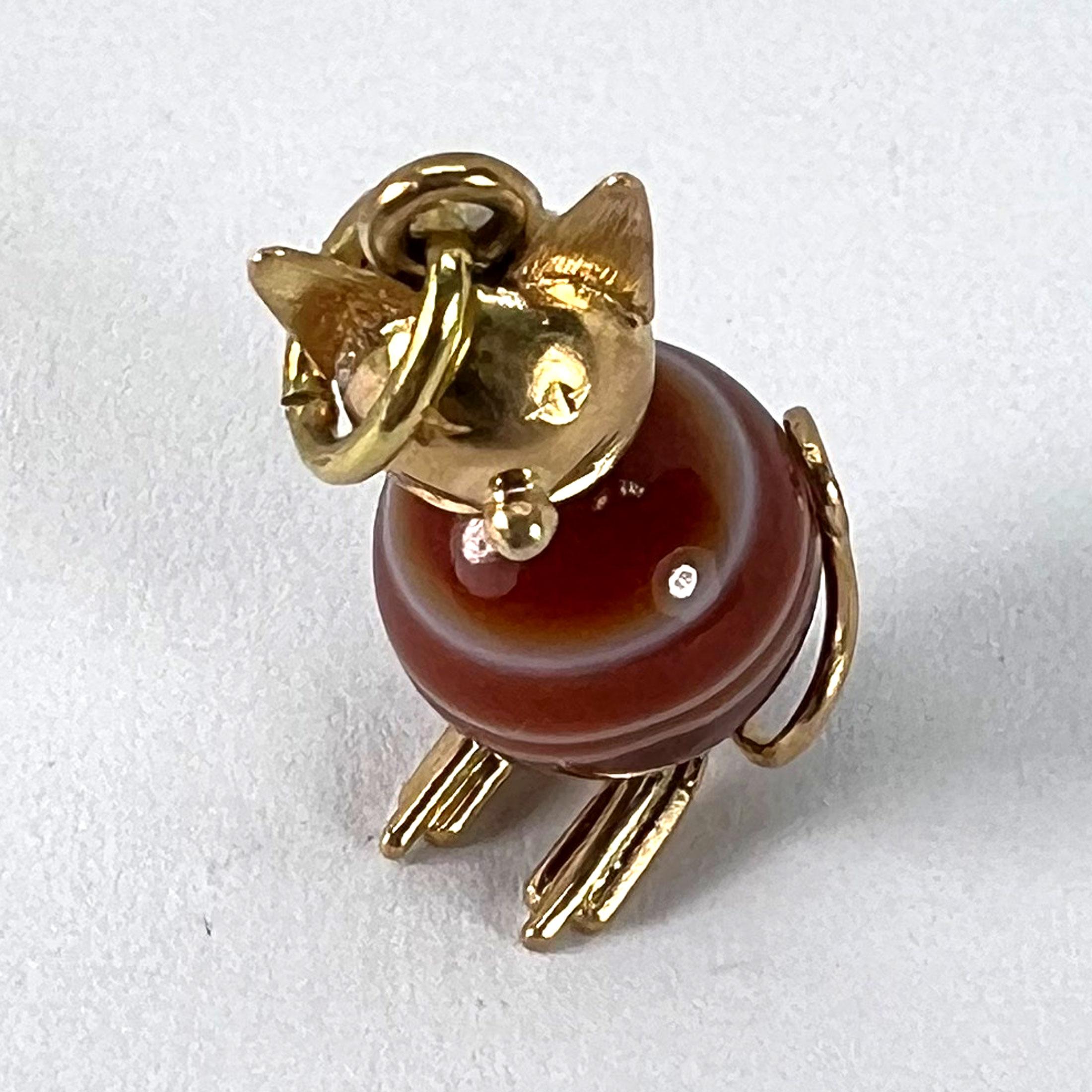 Pendentif vintage en or jaune 18K avec breloques en agate et chat en vente 11