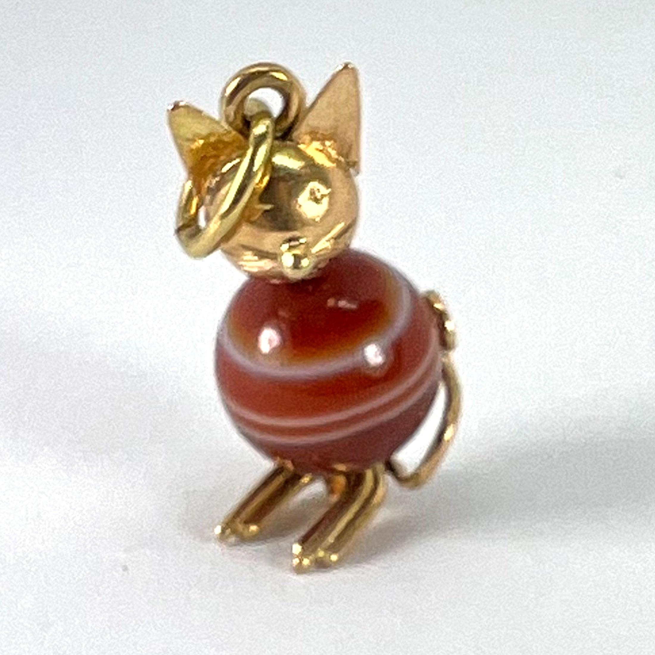 Pendentif vintage en or jaune 18K avec breloques en agate et chat en vente 12