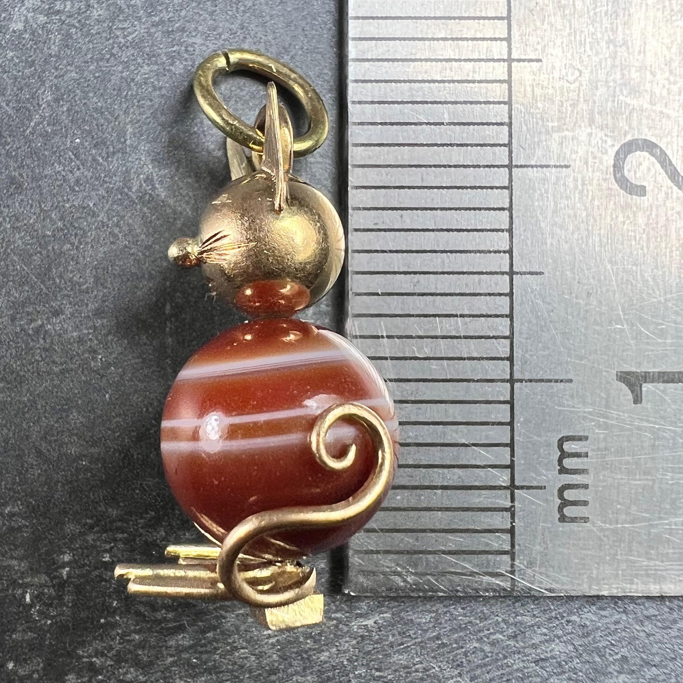 Pendentif vintage en or jaune 18K avec breloques en agate et chat en vente 14