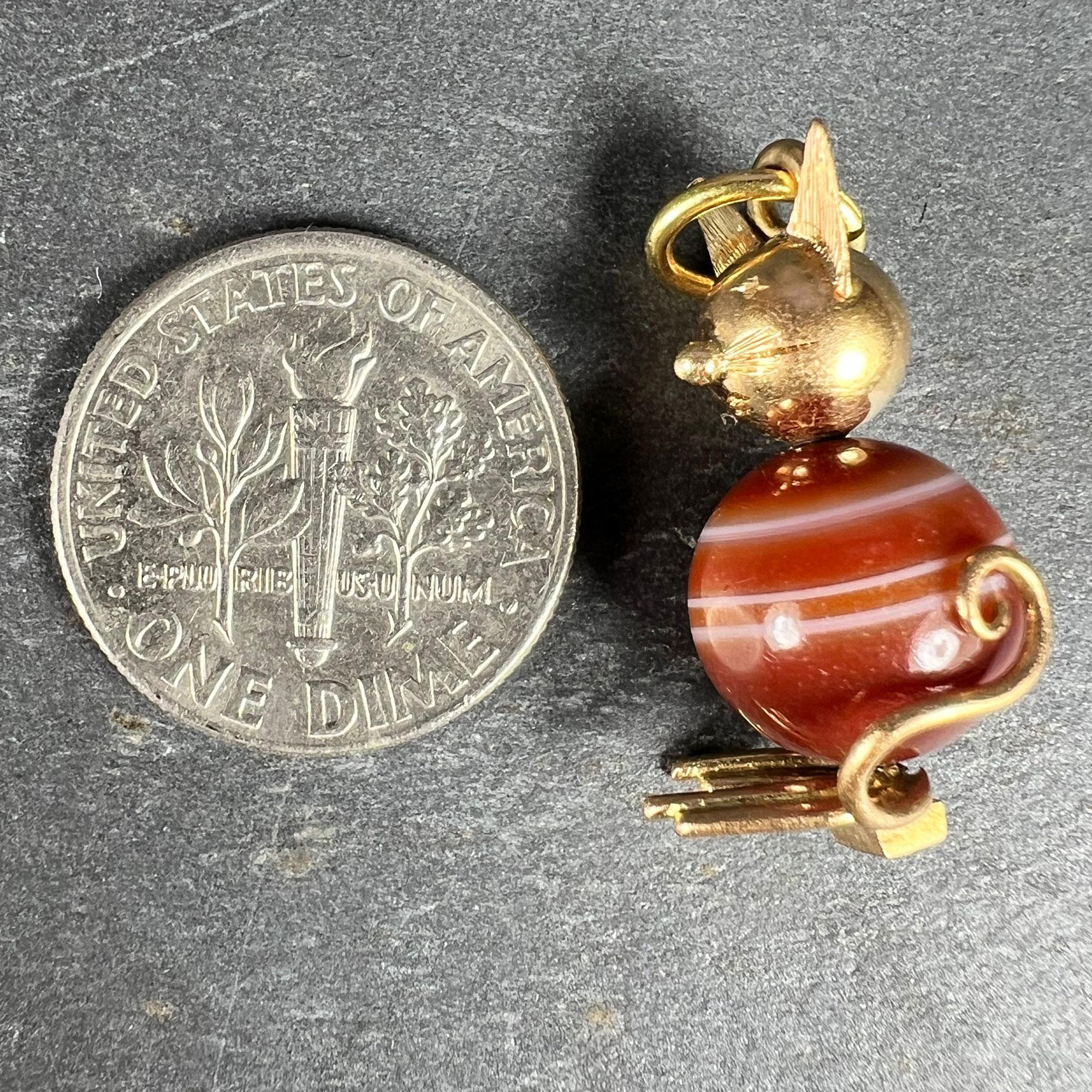 Pendentif vintage en or jaune 18K avec breloques en agate et chat en vente 15