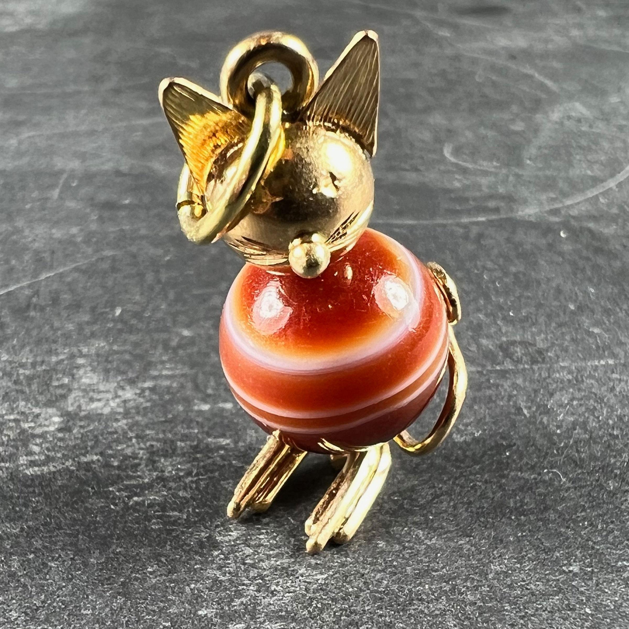 Perle Pendentif vintage en or jaune 18K avec breloques en agate et chat en vente