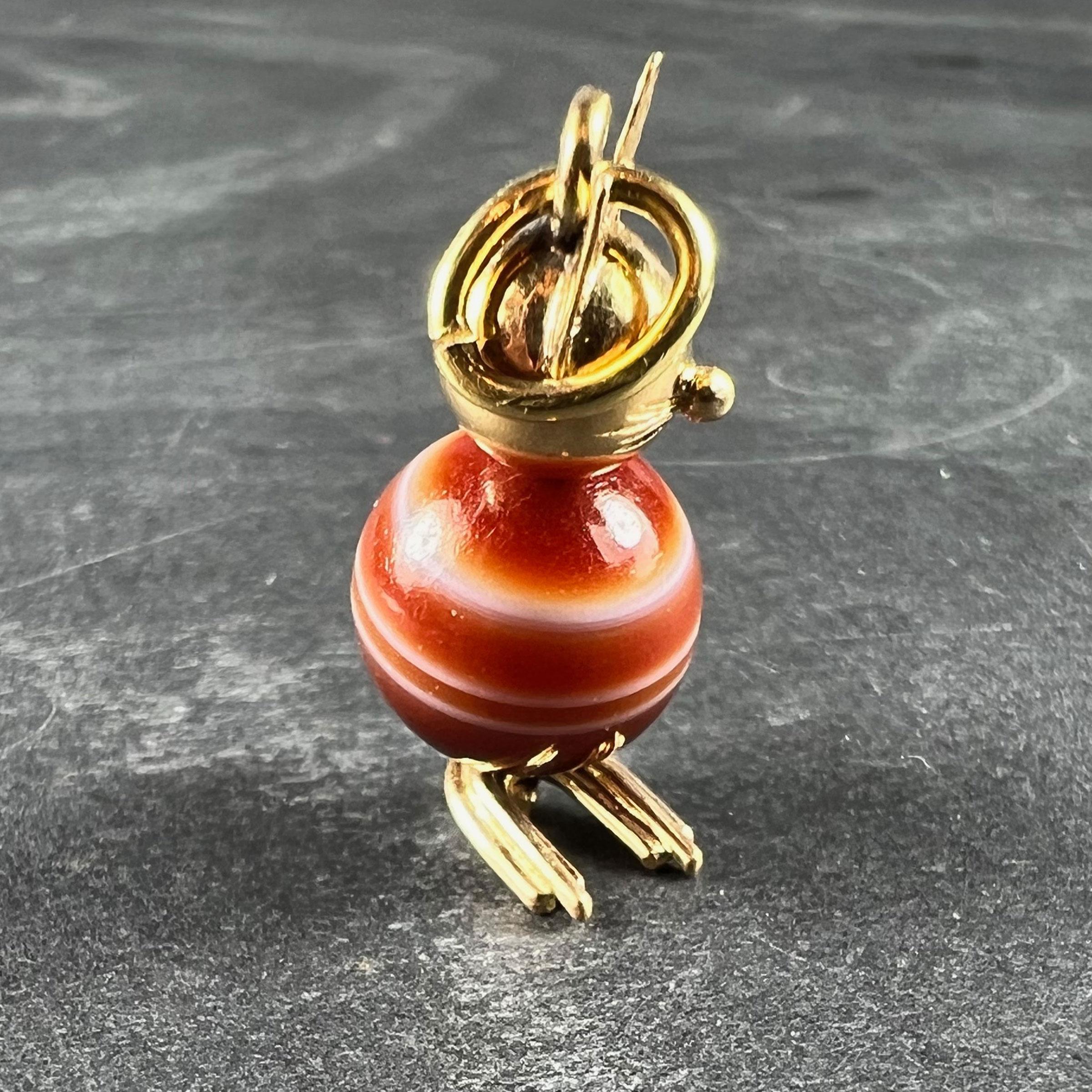 Pendentif vintage en or jaune 18K avec breloques en agate et chat Pour femmes en vente