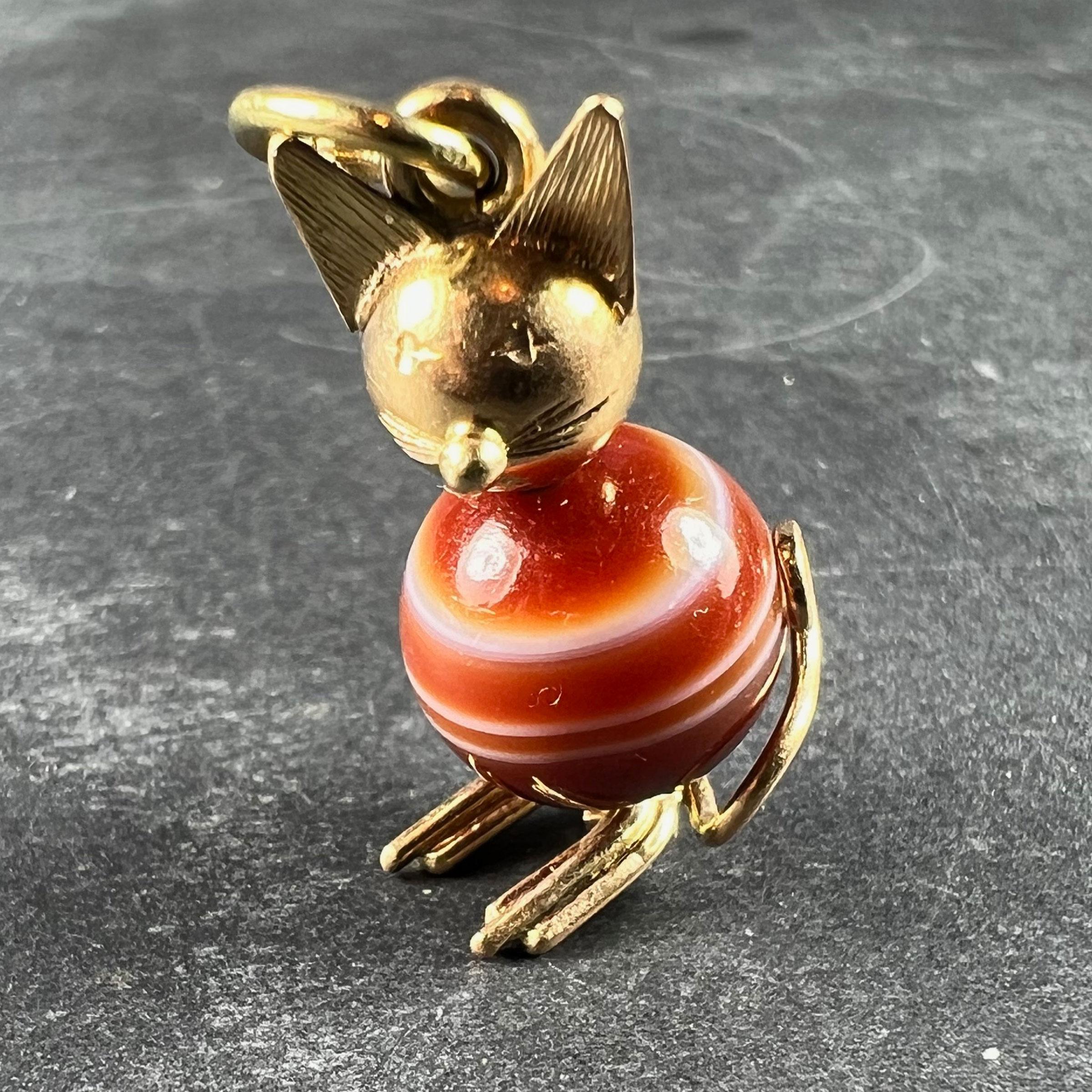 Pendentif vintage en or jaune 18K avec breloques en agate et chat en vente 1