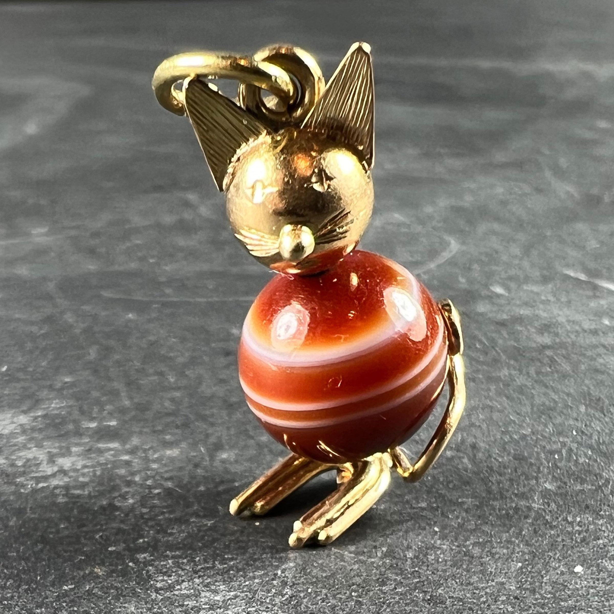 Pendentif vintage en or jaune 18K avec breloques en agate et chat en vente 2