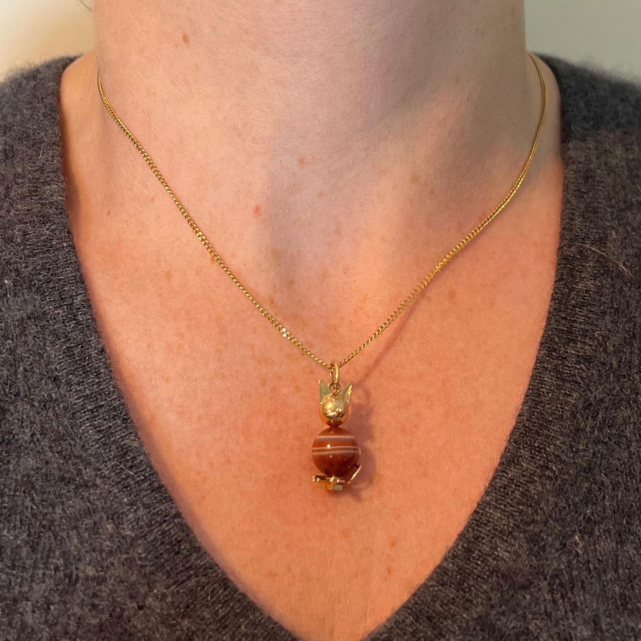 Pendentif vintage en or jaune 18K avec breloques en agate et chat en vente 4