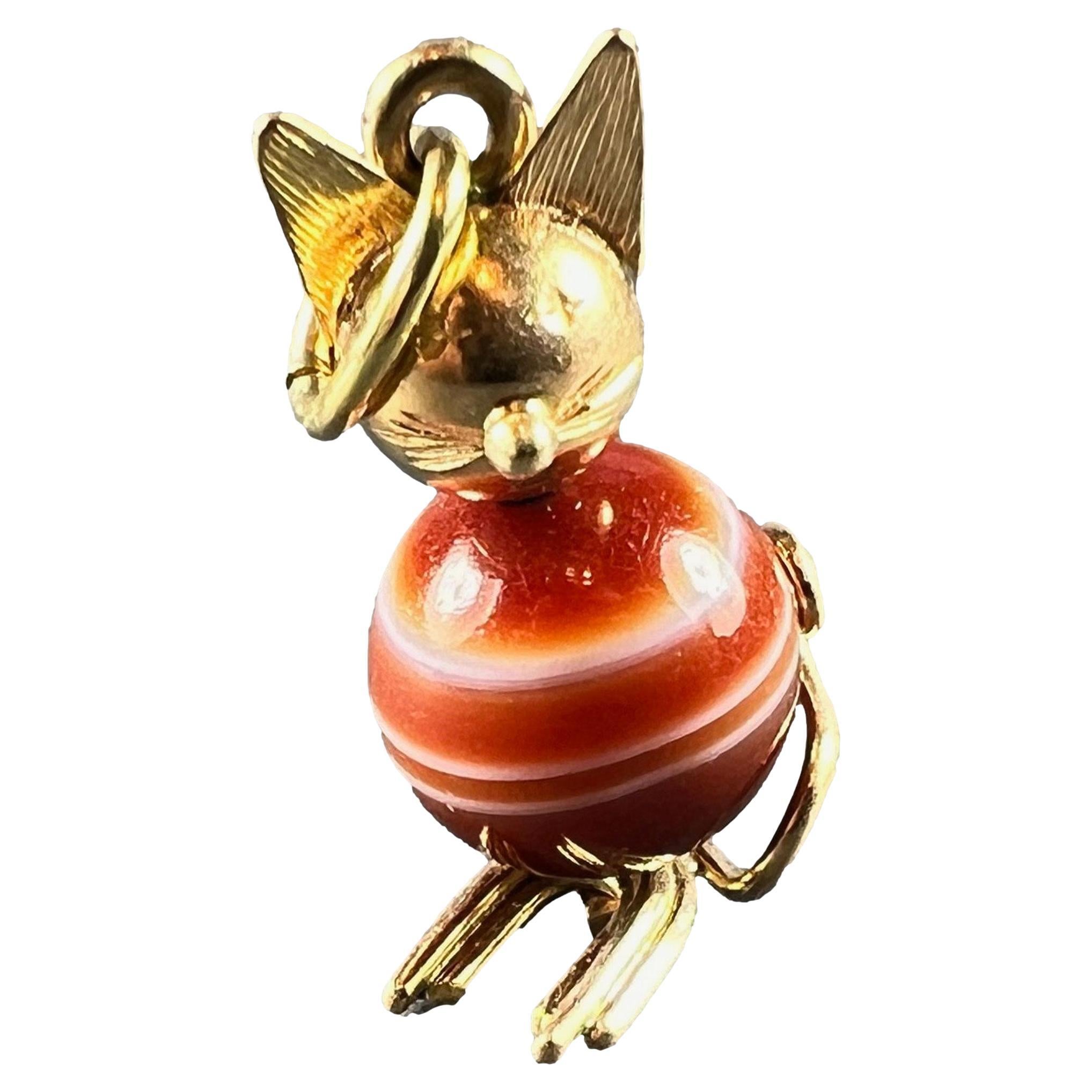 Pendentif vintage en or jaune 18K avec breloques en agate et chat en vente