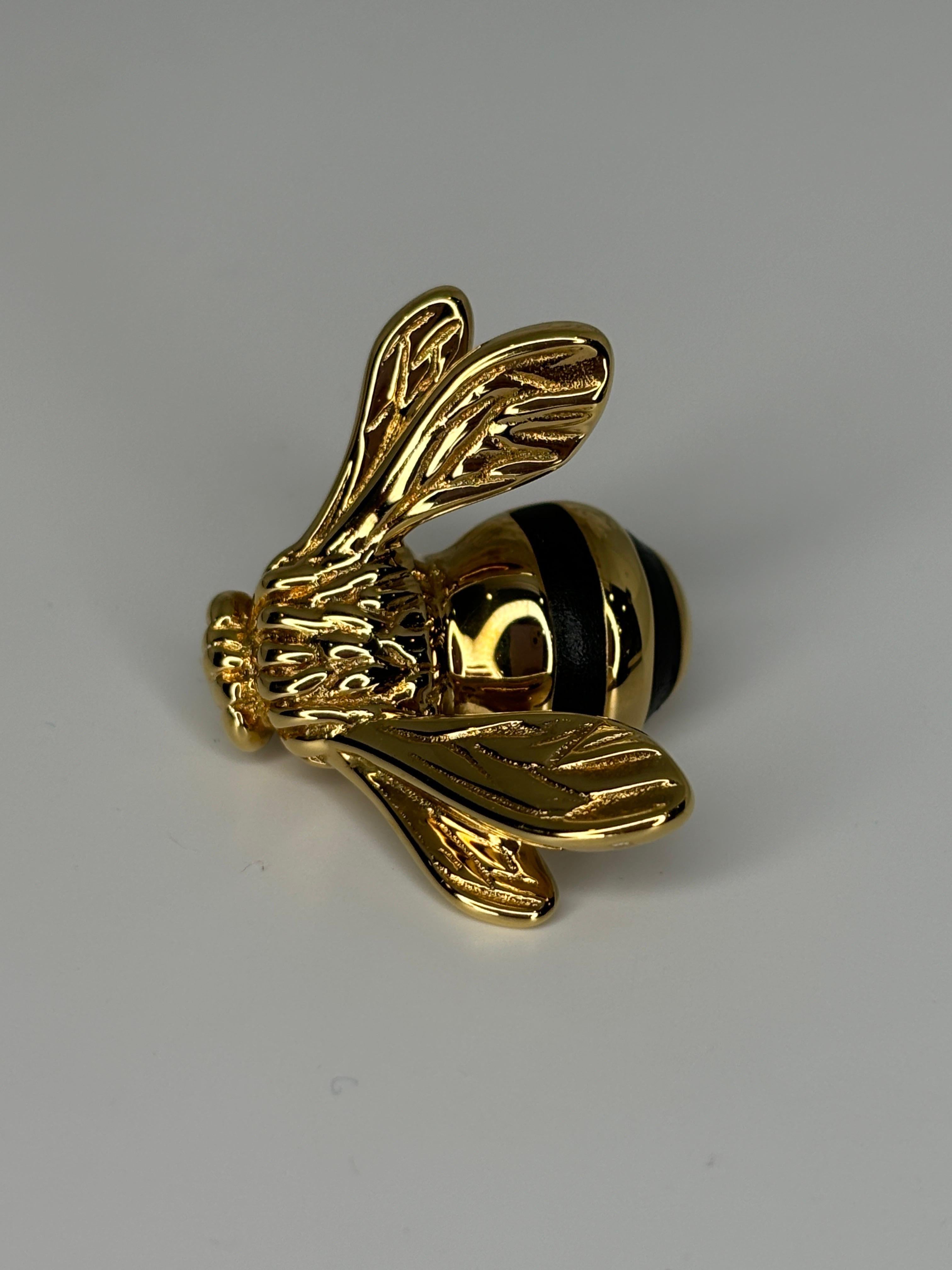Broche/alfiler abejorro vintage de oro amarillo de 18 quilates y esmalte negro Contemporáneo en venta