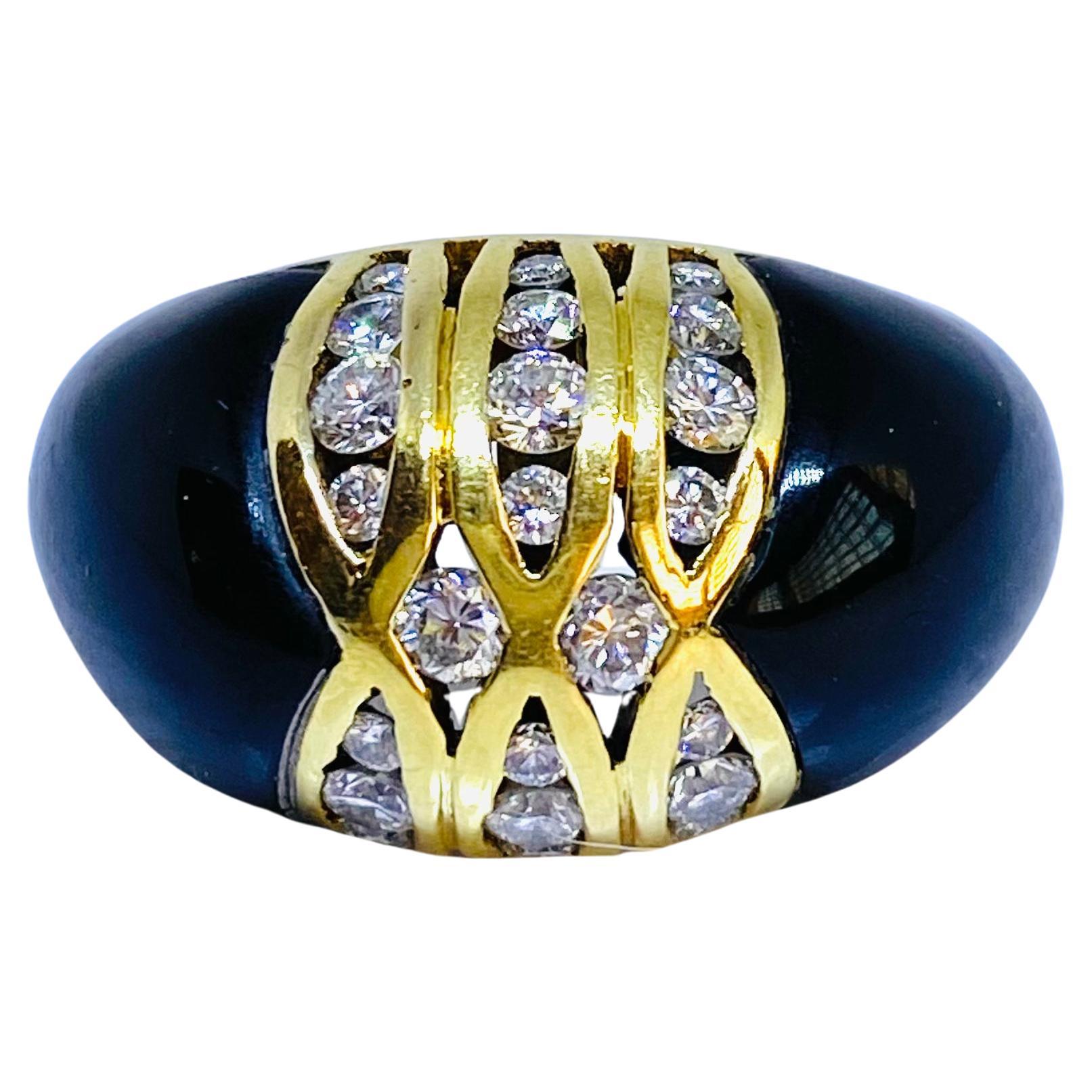 Bague d'époque en or jaune 18K avec dôme en onyx noir et diamants en vente