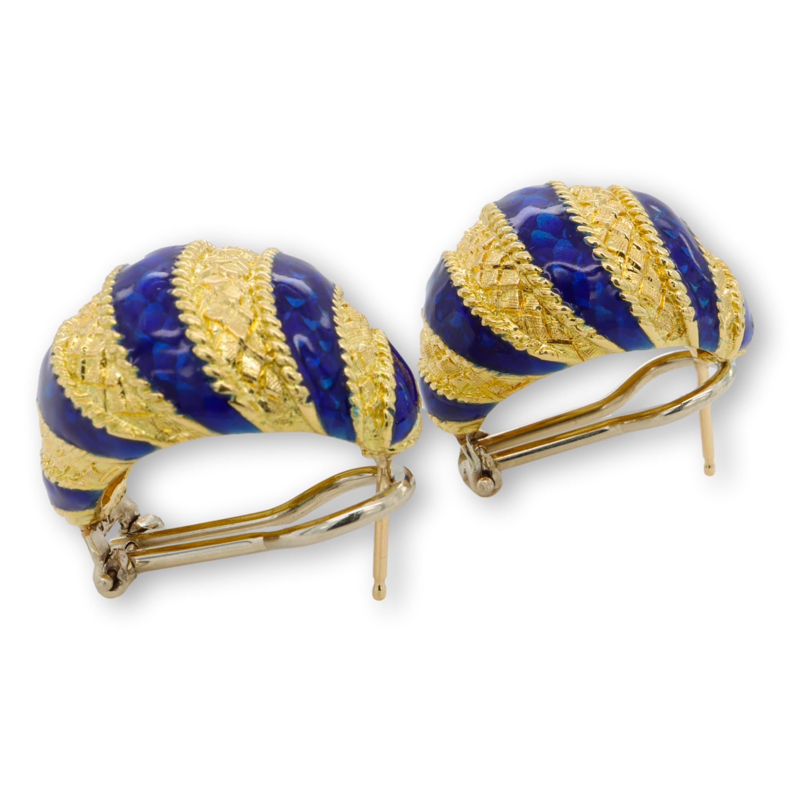 Vintage 18K Yellow Gold Blue Enamel Chunky Clip Earrings, Circa 1960 In Excellent Condition For Sale In New York, NY
