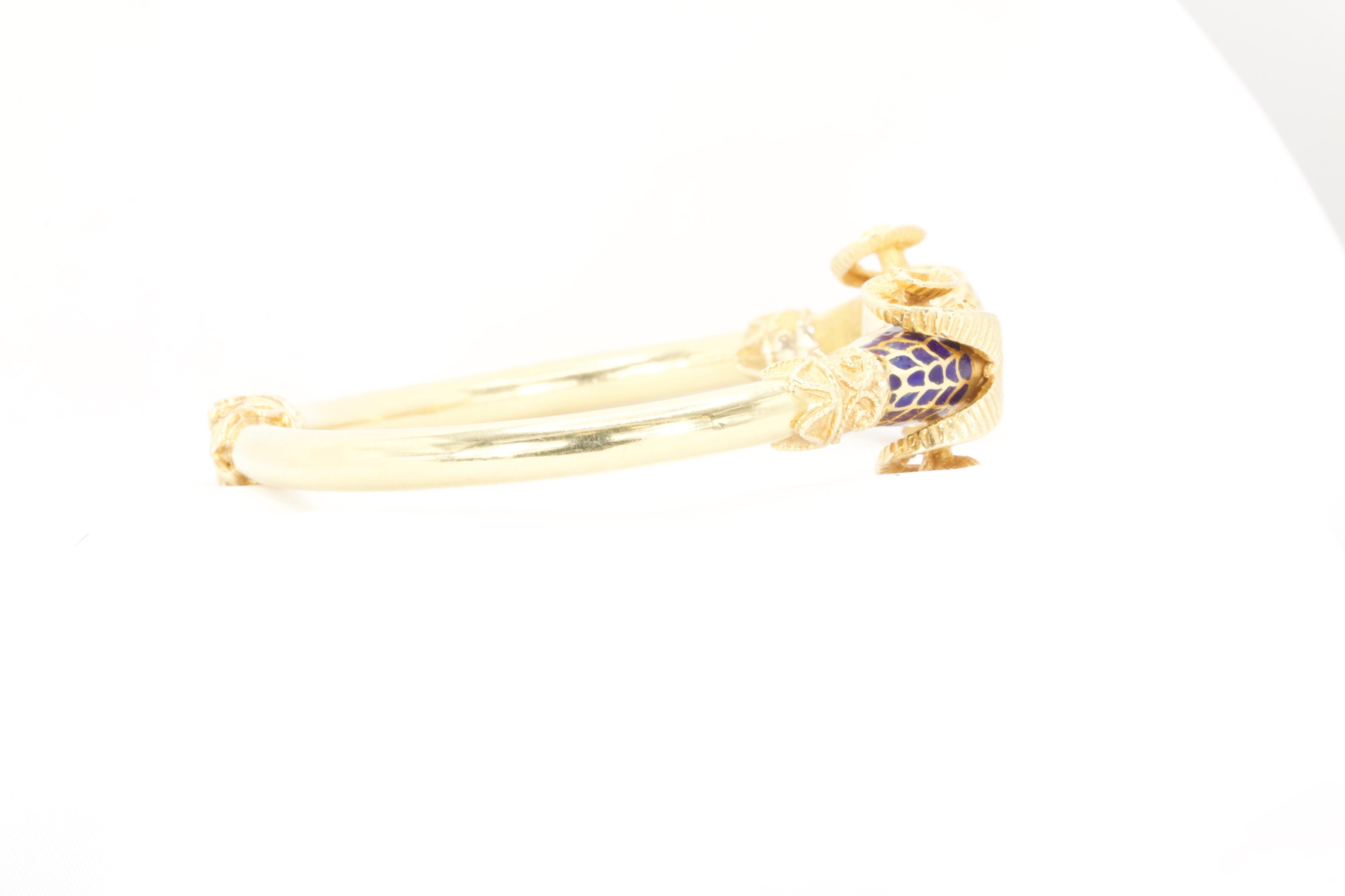 Bracelet jonc vintage à charnières double tête de bélier en or jaune 18 carats et émail bleu Bon état - En vente à Houston, TX