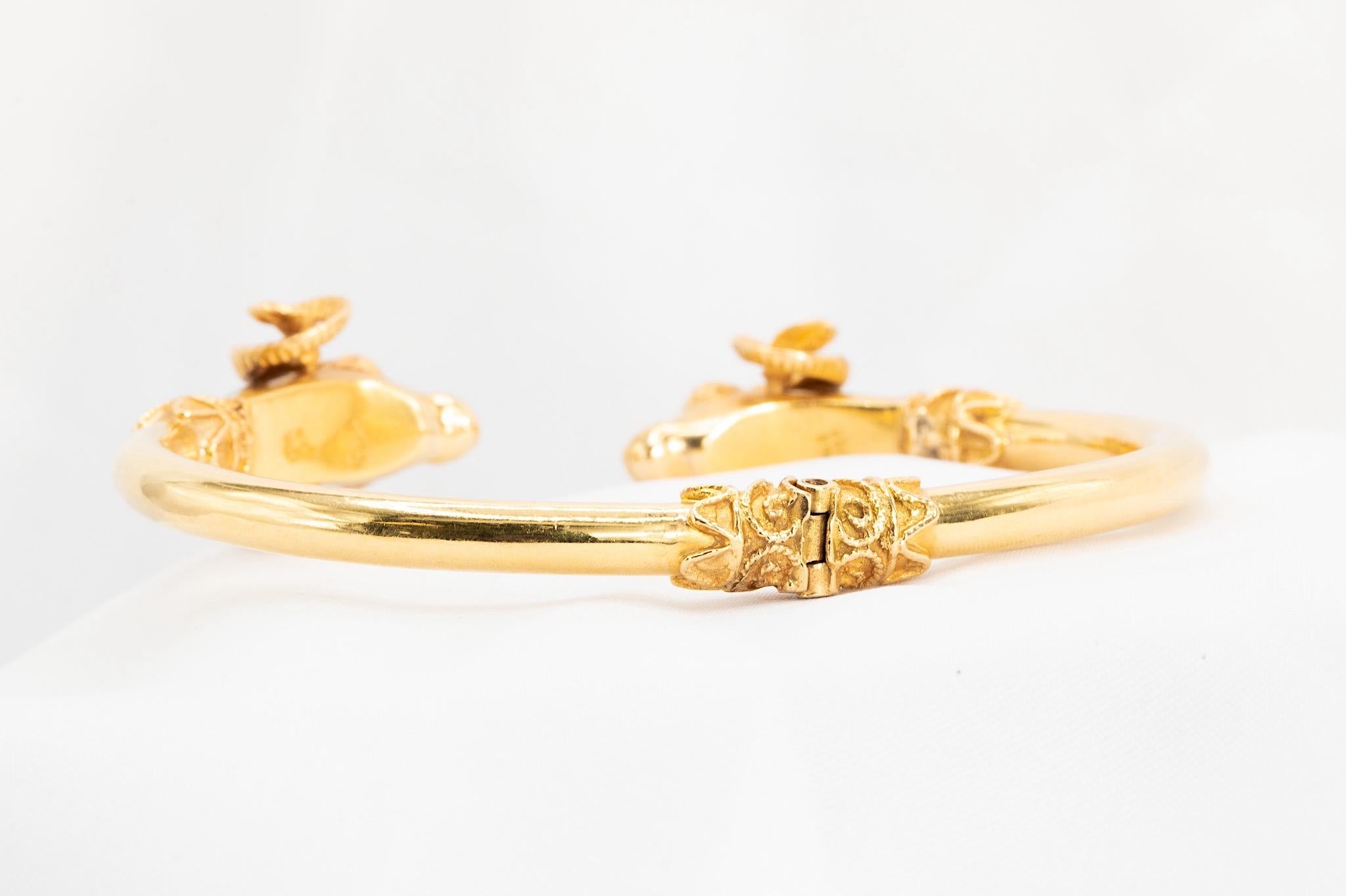 Bracelet jonc vintage à charnières double tête de bélier en or jaune 18 carats et émail bleu Unisexe en vente