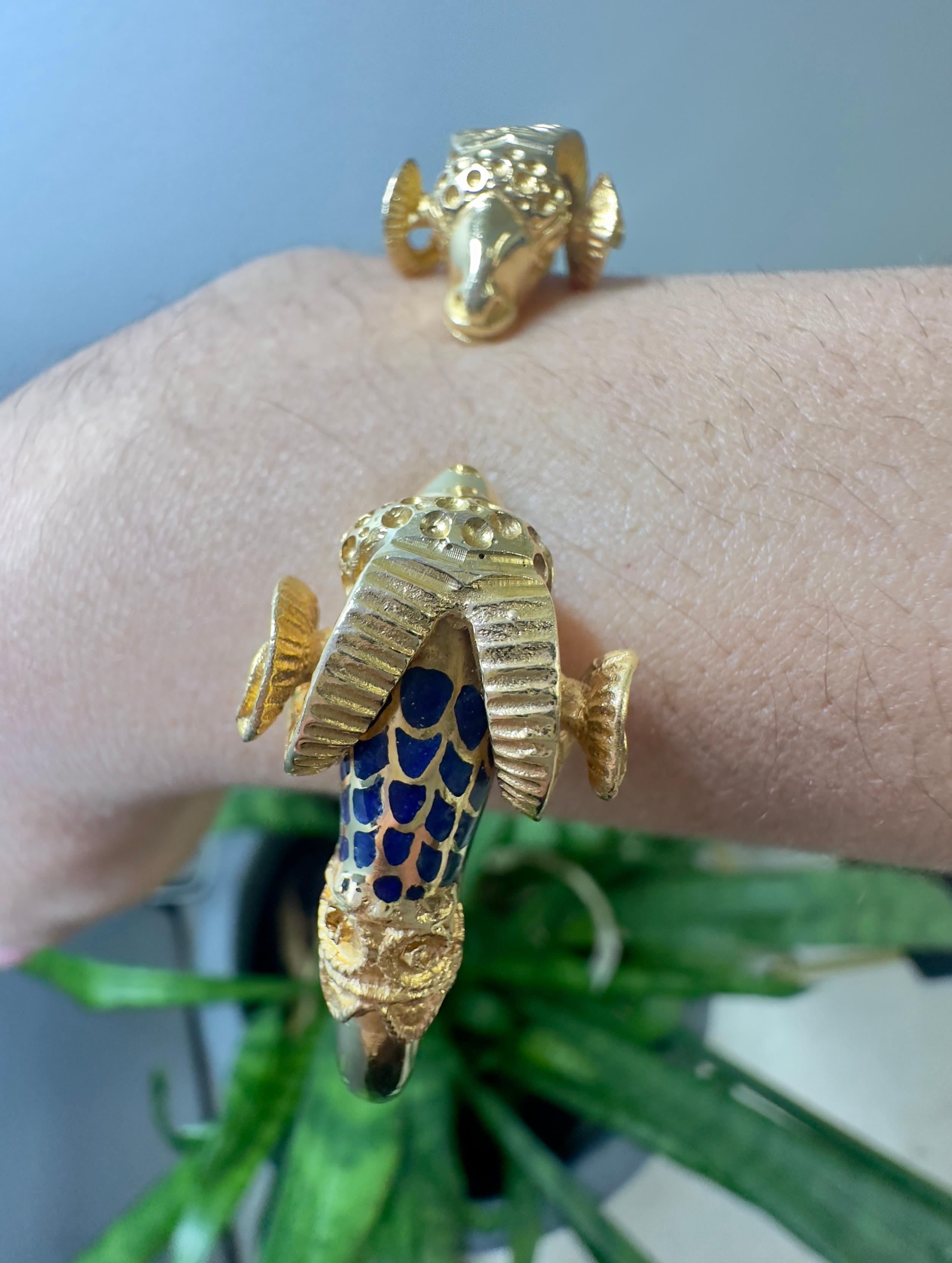 Bracelet jonc vintage à charnières double tête de bélier en or jaune 18 carats et émail bleu en vente 2