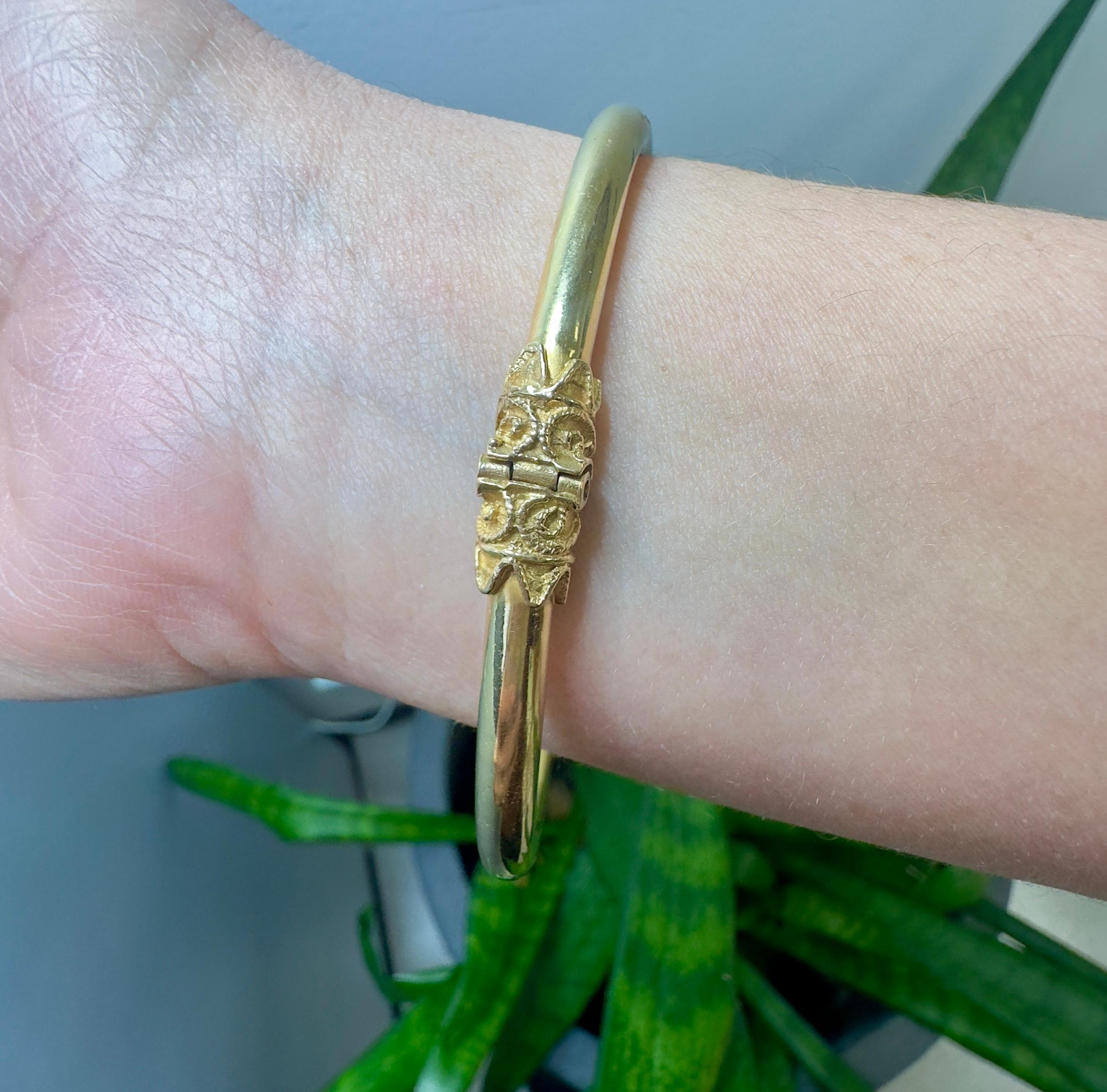 Bracelet jonc vintage à charnières double tête de bélier en or jaune 18 carats et émail bleu en vente 3