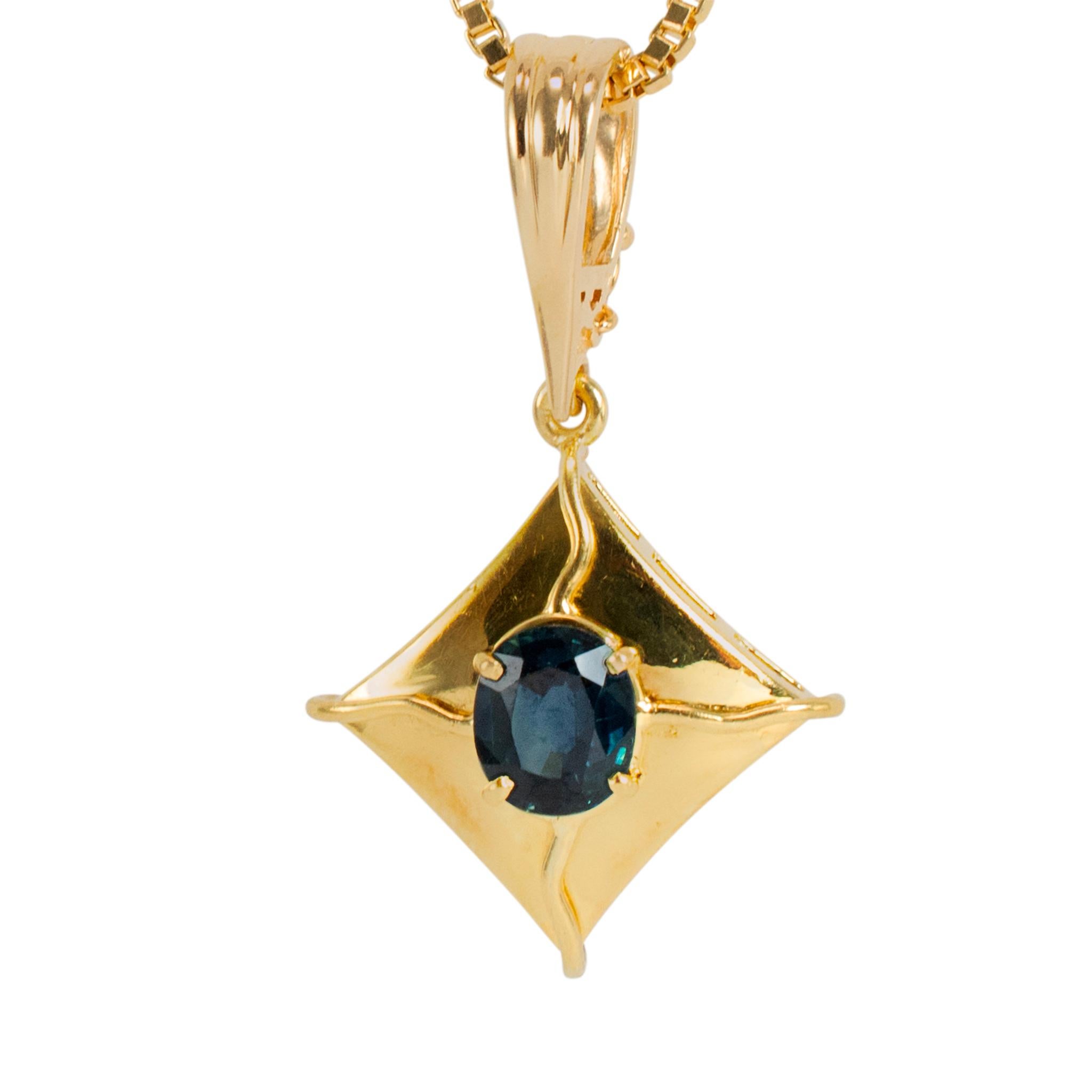 Vintage 18K Yellow Gold Blue Sapphire Triangular Star Pendant Necklace Corte brillante en venta