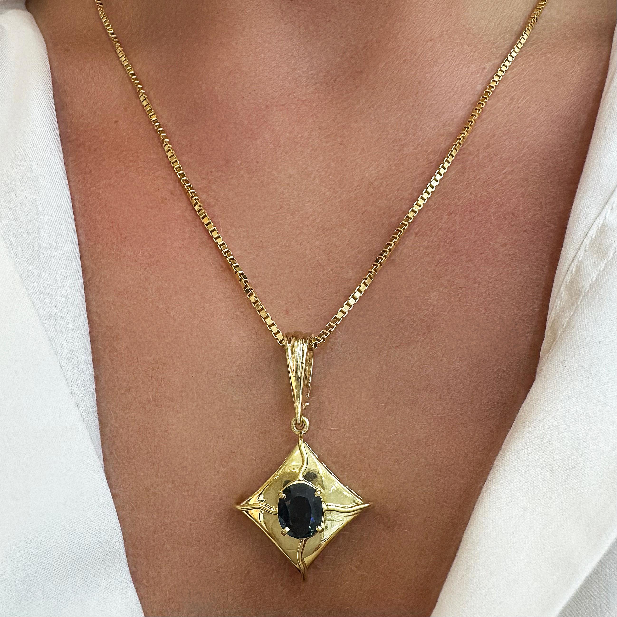 Vintage 18K Yellow Gold Blue Sapphire Triangular Star Pendant Necklace en venta 1