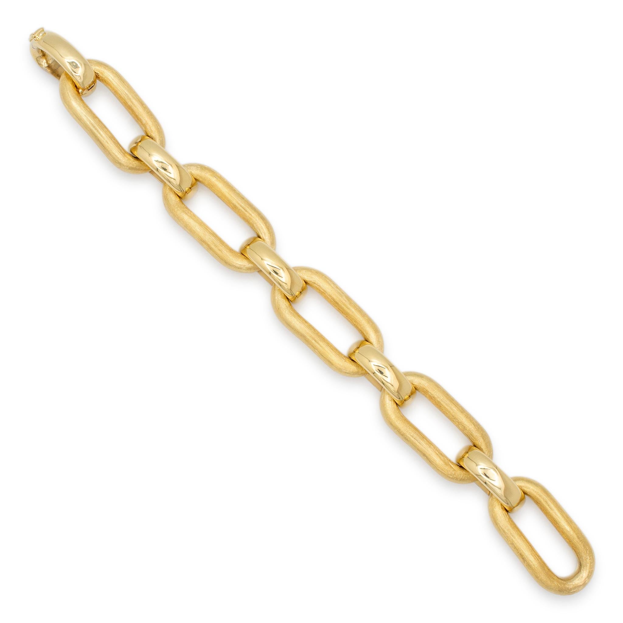 Geschlecht: Unisex

Metall Typ: 18K Gelbgold

L�änge: 6,00 Zoll

Breite: 15,00 mm

Gewicht: 37,47 Gramm

18K Gelbgold Vintage Gliederarmband. Das Metall wurde getestet und es wurde festgestellt, dass es sich um 18 Karat Gelbgold handelt. Graviert mit