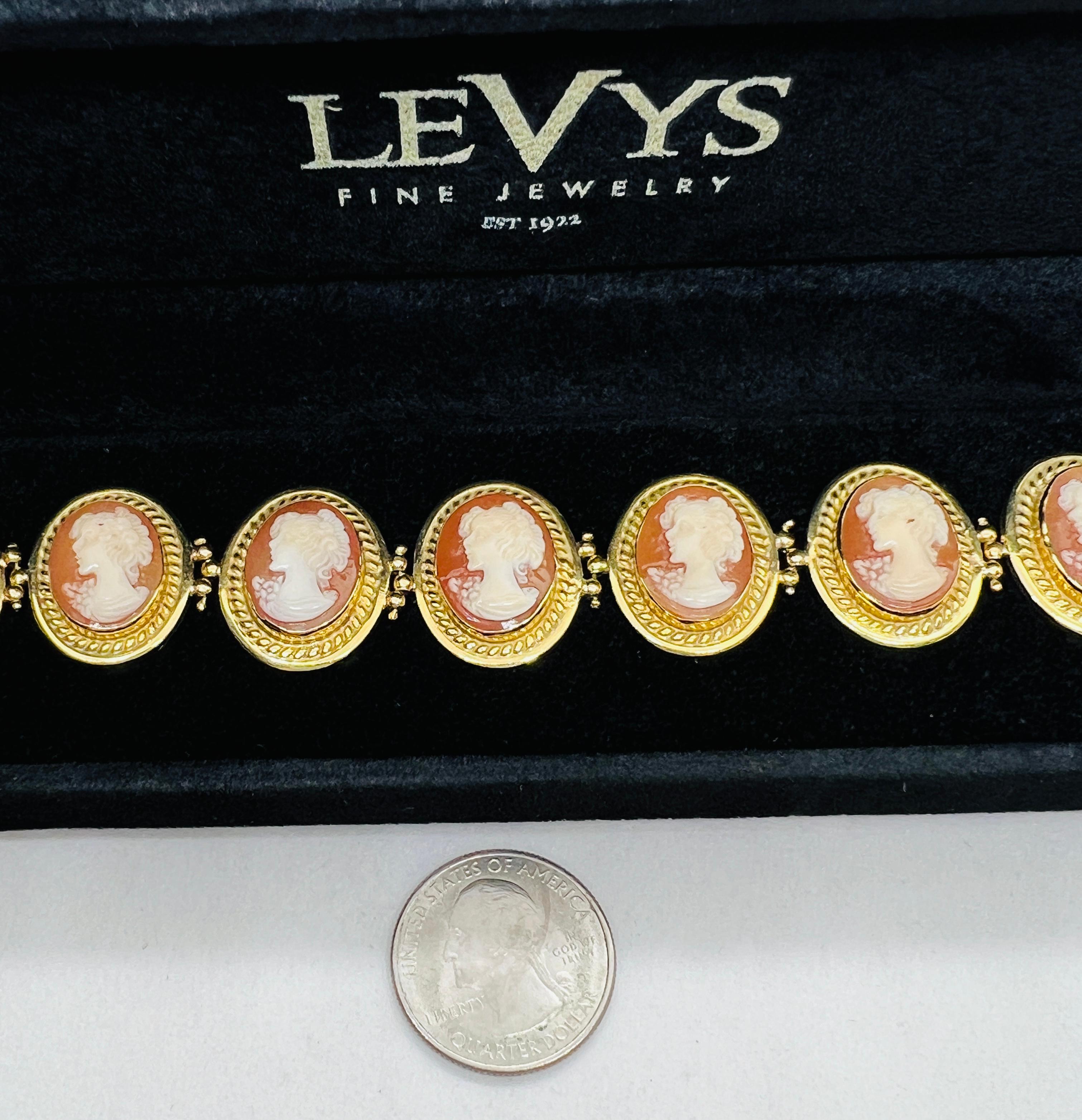 Women's or Men's Vintage 18K Yellow Gold Cameo Bracelet  For Sale