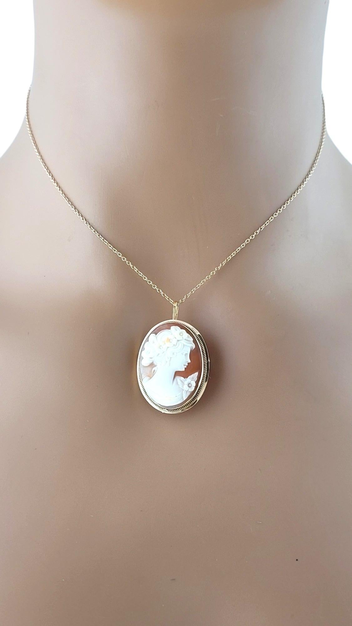 Vintage 18K Yellow Gold Cameo Pendant/Brooch #17373 For Sale 4