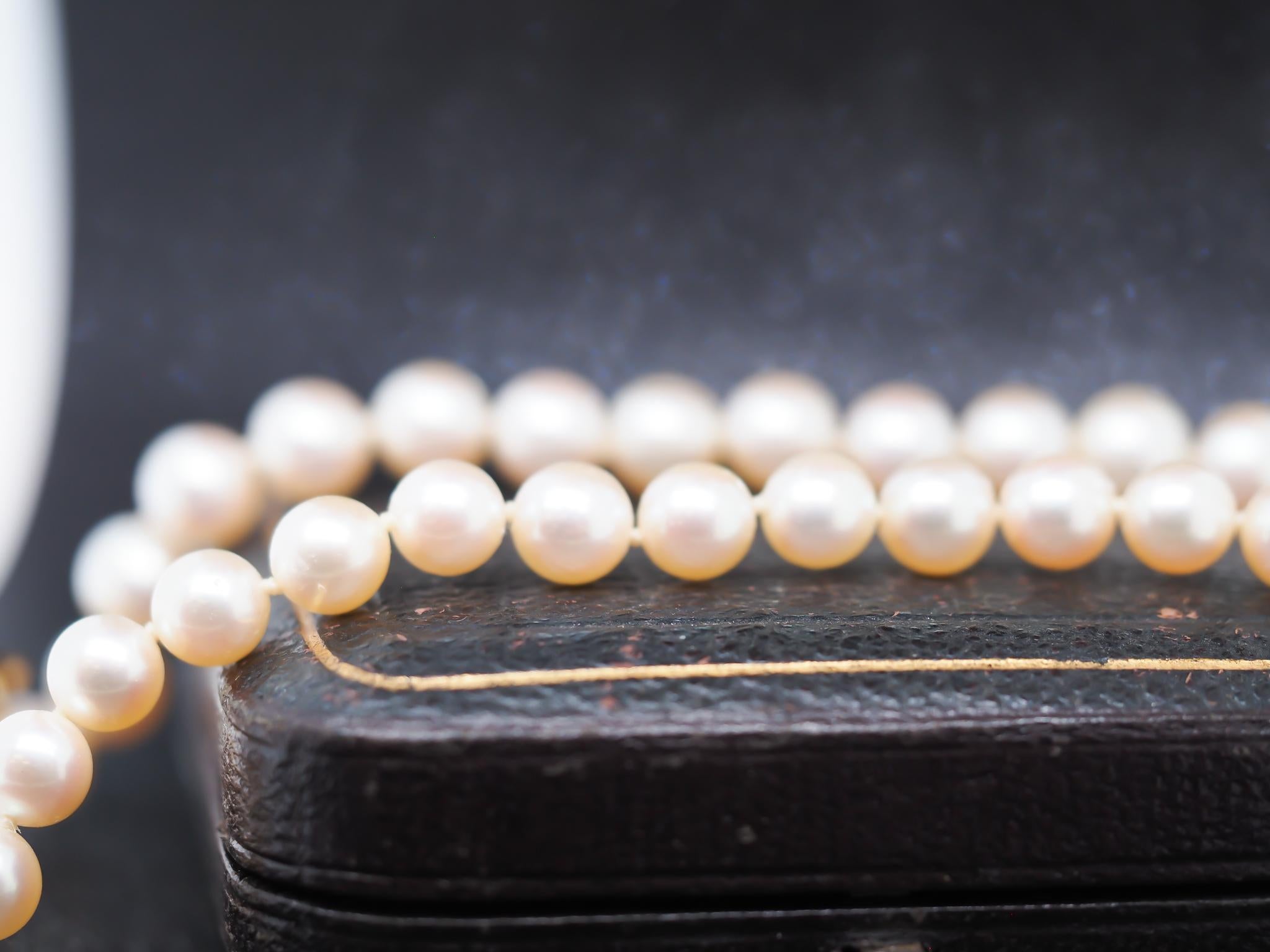 Vintage 18K Yellow Gold Cartier Panthere Emerald and Pearl Necklace For Sale 10