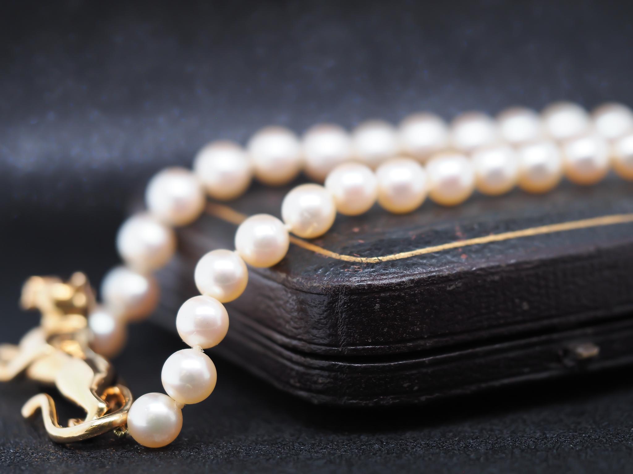 Vintage 18K Yellow Gold Cartier Panthere Emerald and Pearl Necklace For Sale 11