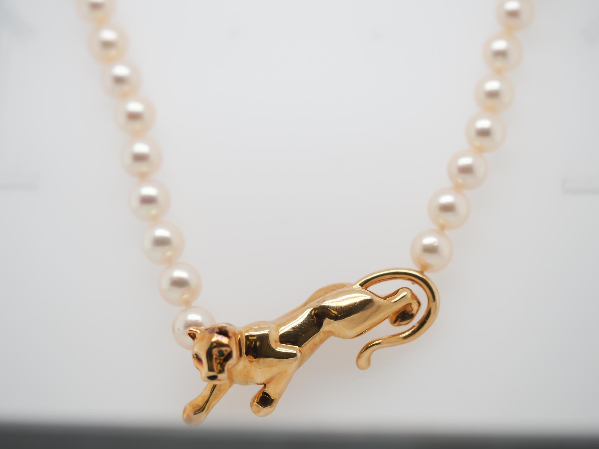 Vintage 18K Yellow Gold Cartier Panthere Emerald and Pearl Necklace In Good Condition For Sale In Hicksville, NY