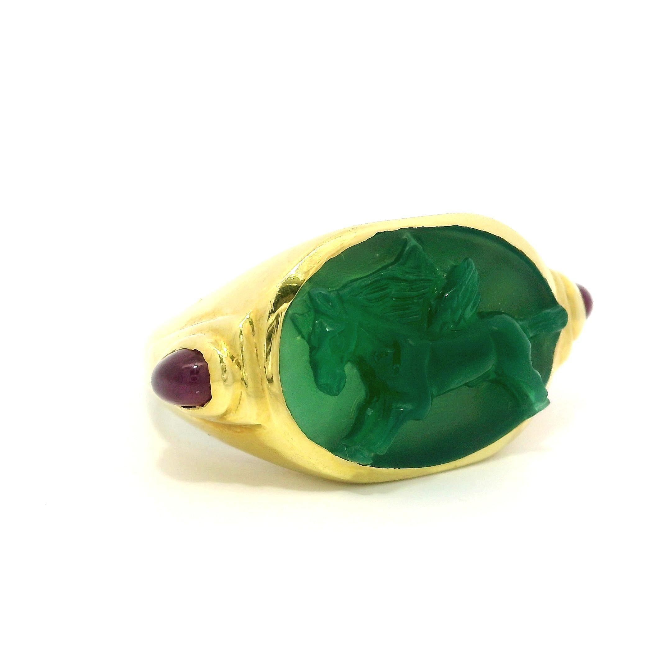 Vintage 18k Gelbgold geschnitzt Kamee Lünette Einhorn Chalcedon & Rubin Ring im Angebot 5