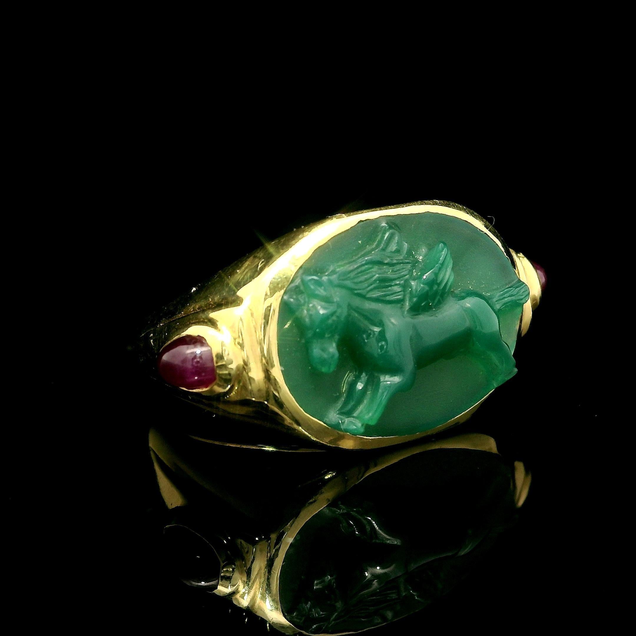 --Stein(e):--
(1) Natürlicher echter Chalzedon - Ovalschliff - geschnitztes Kamee-Einhorn - Lünettenfassung - satte grüne Farbe - 17,8x13mm (ca.)
(2) Natürlicher echter Rubin - Birnen-Cabochon-Schliff - Lünettenfassung - tiefrote Farbe - 4,5x3mm