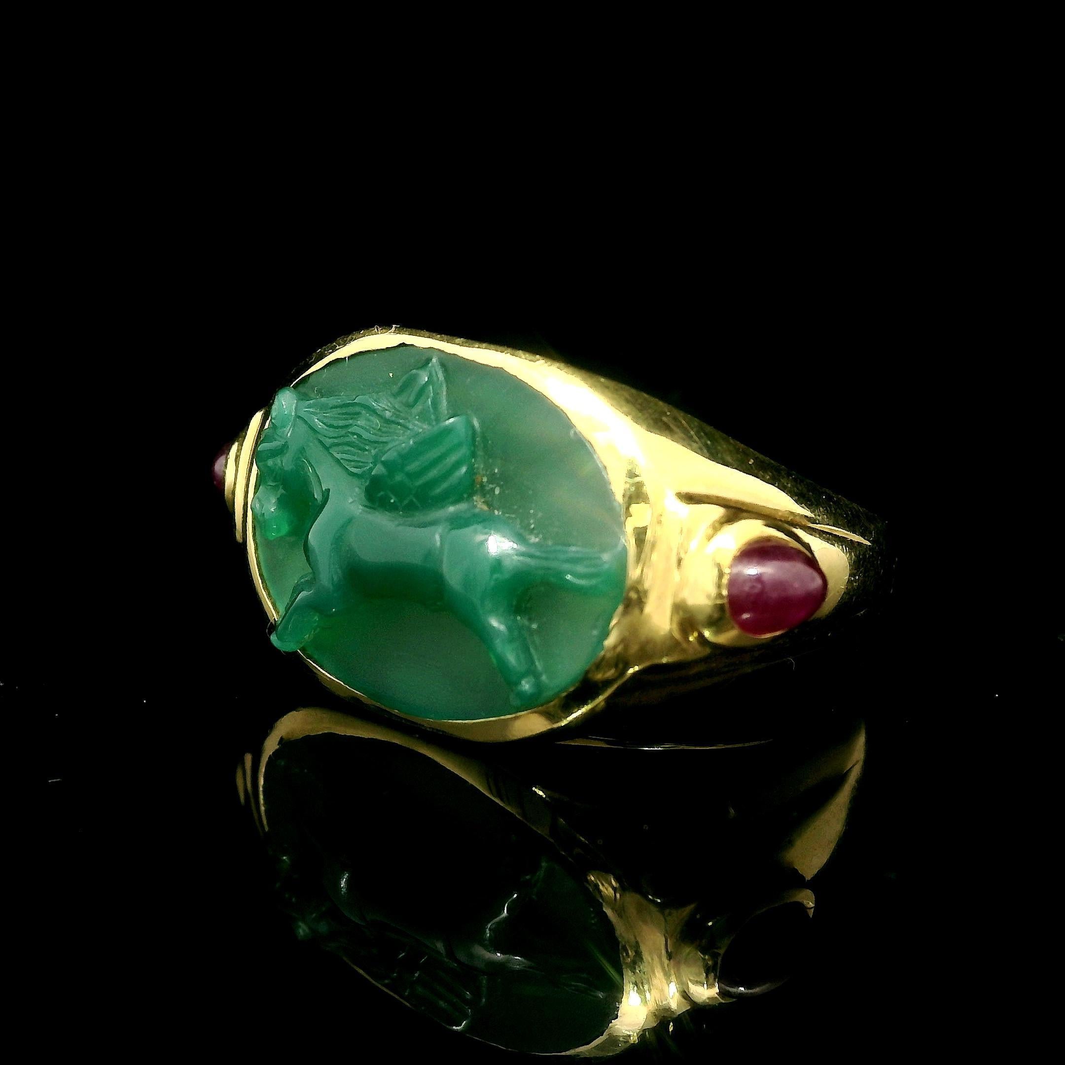 Vintage 18k Gelbgold geschnitzt Kamee Lünette Einhorn Chalcedon & Rubin Ring (Ovalschliff) im Angebot