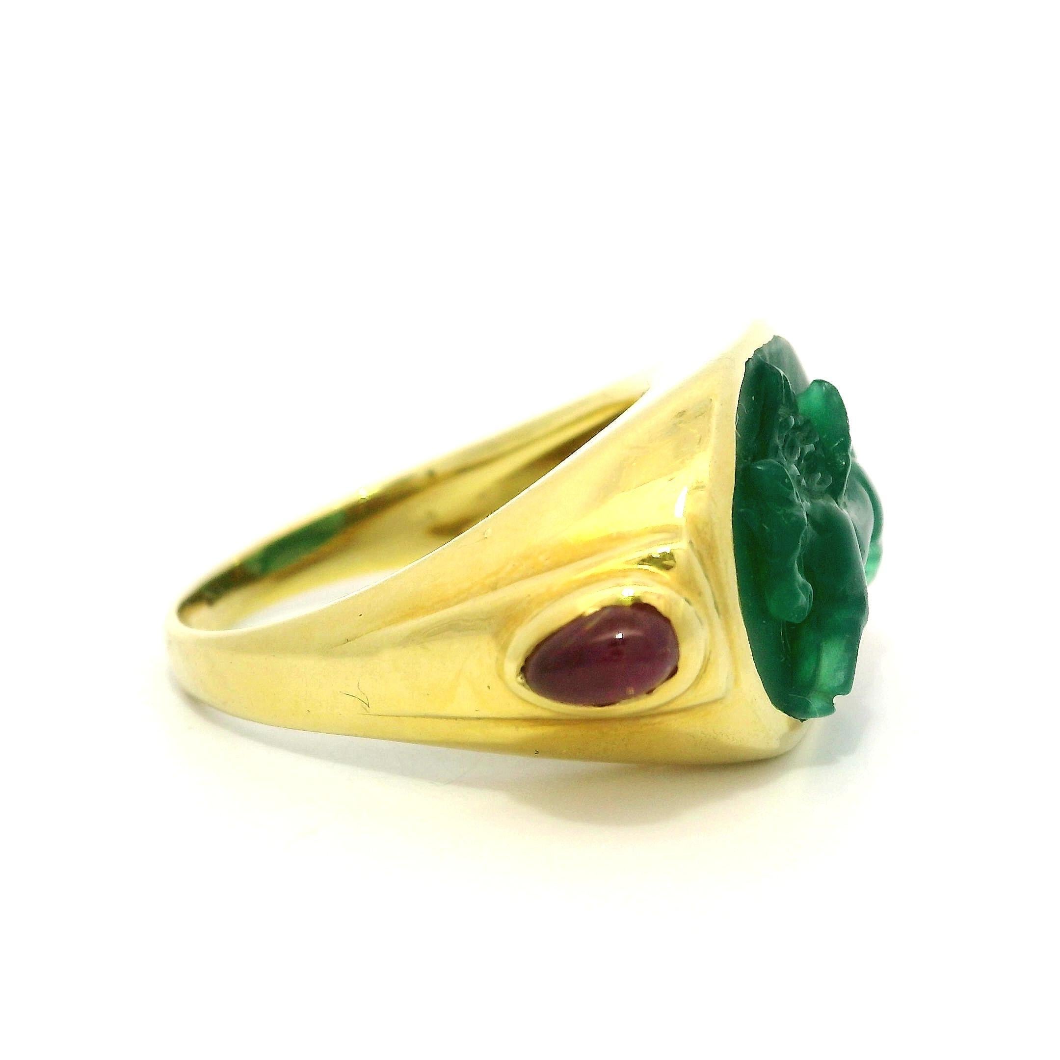 Vintage 18k Gelbgold geschnitzt Kamee Lünette Einhorn Chalcedon & Rubin Ring im Zustand „Hervorragend“ im Angebot in Montclair, NJ