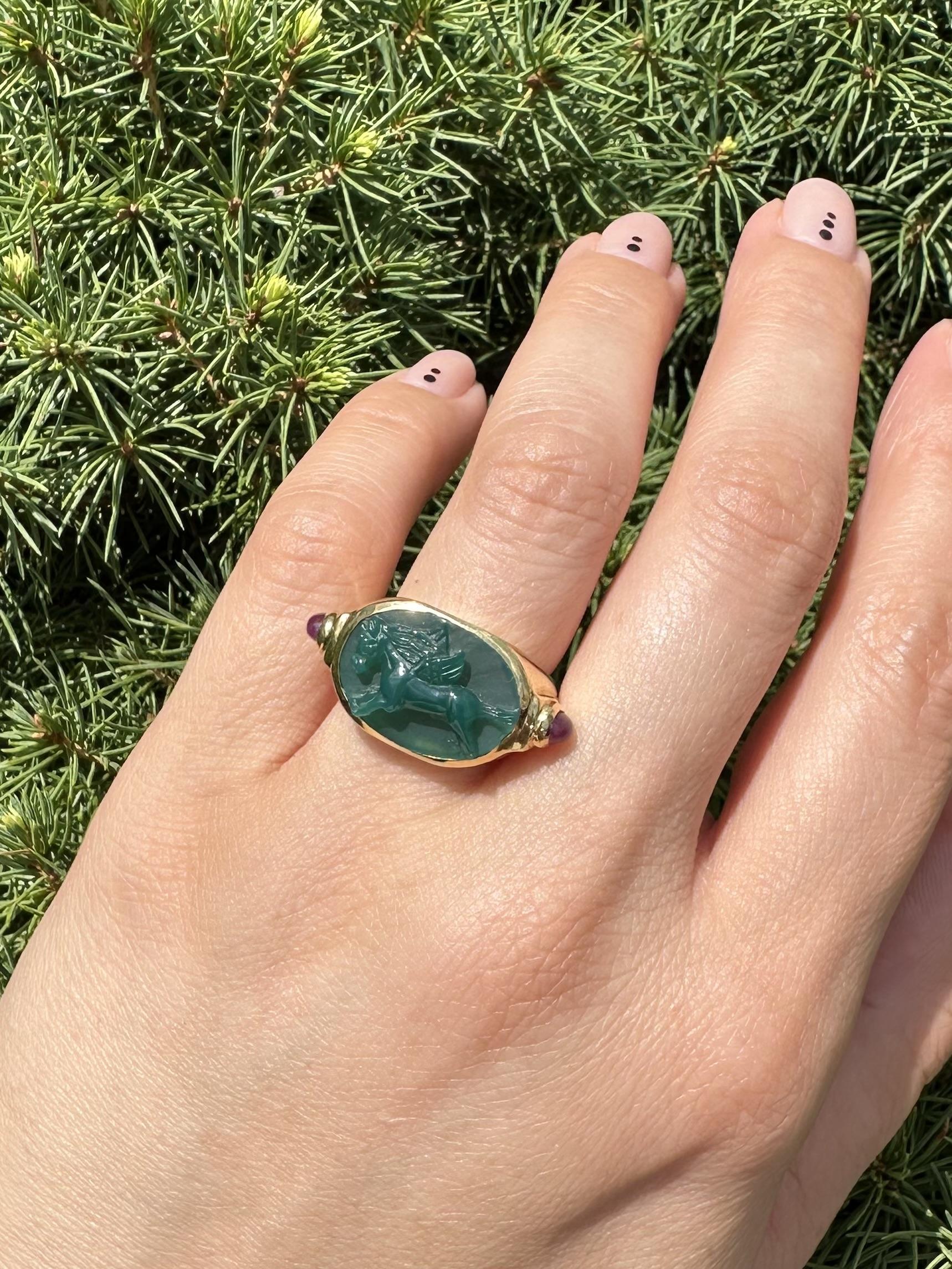 Vintage 18k Gelbgold geschnitzt Kamee Lünette Einhorn Chalcedon & Rubin Ring Damen im Angebot