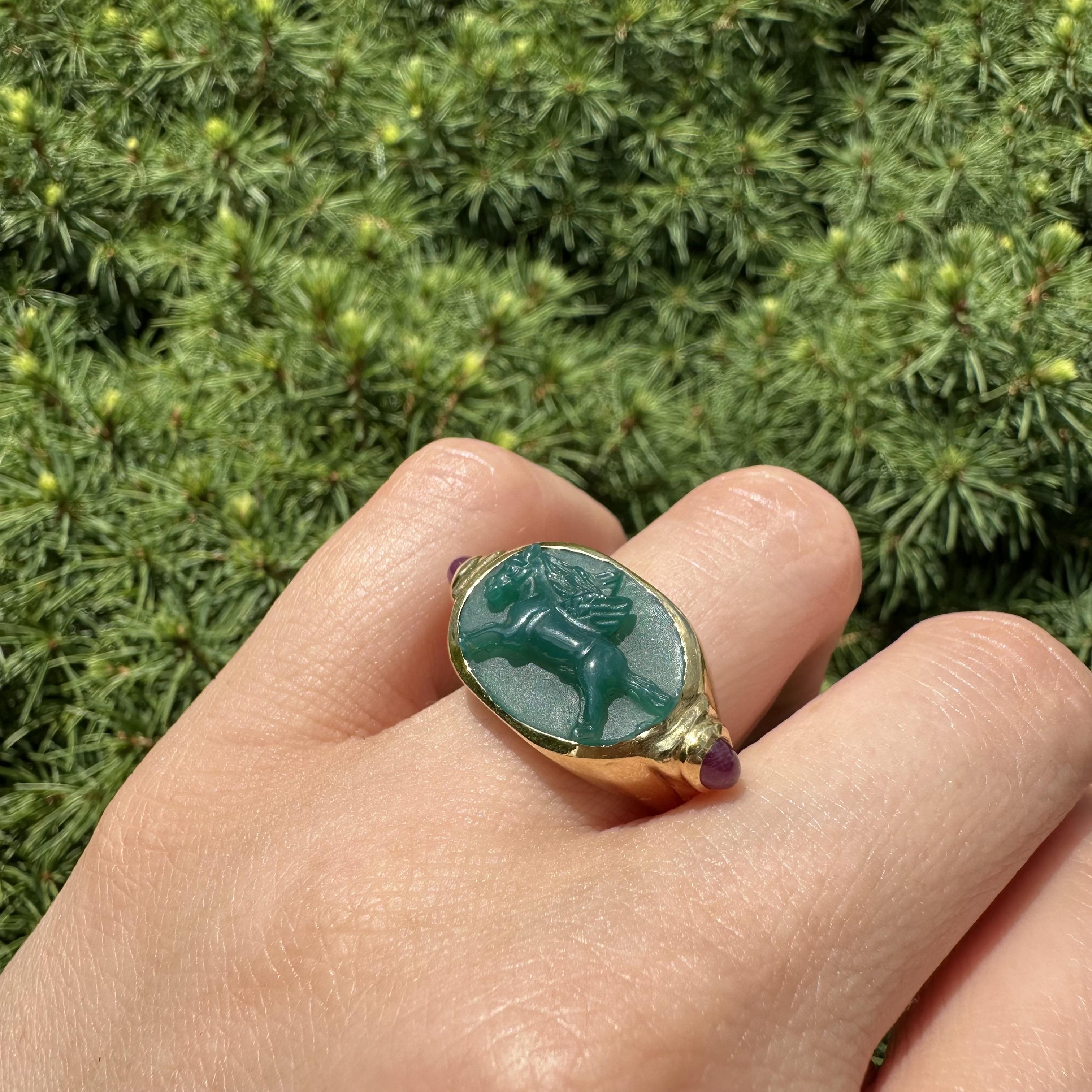 Vintage 18k Gelbgold geschnitzt Kamee Lünette Einhorn Chalcedon & Rubin Ring im Angebot 1
