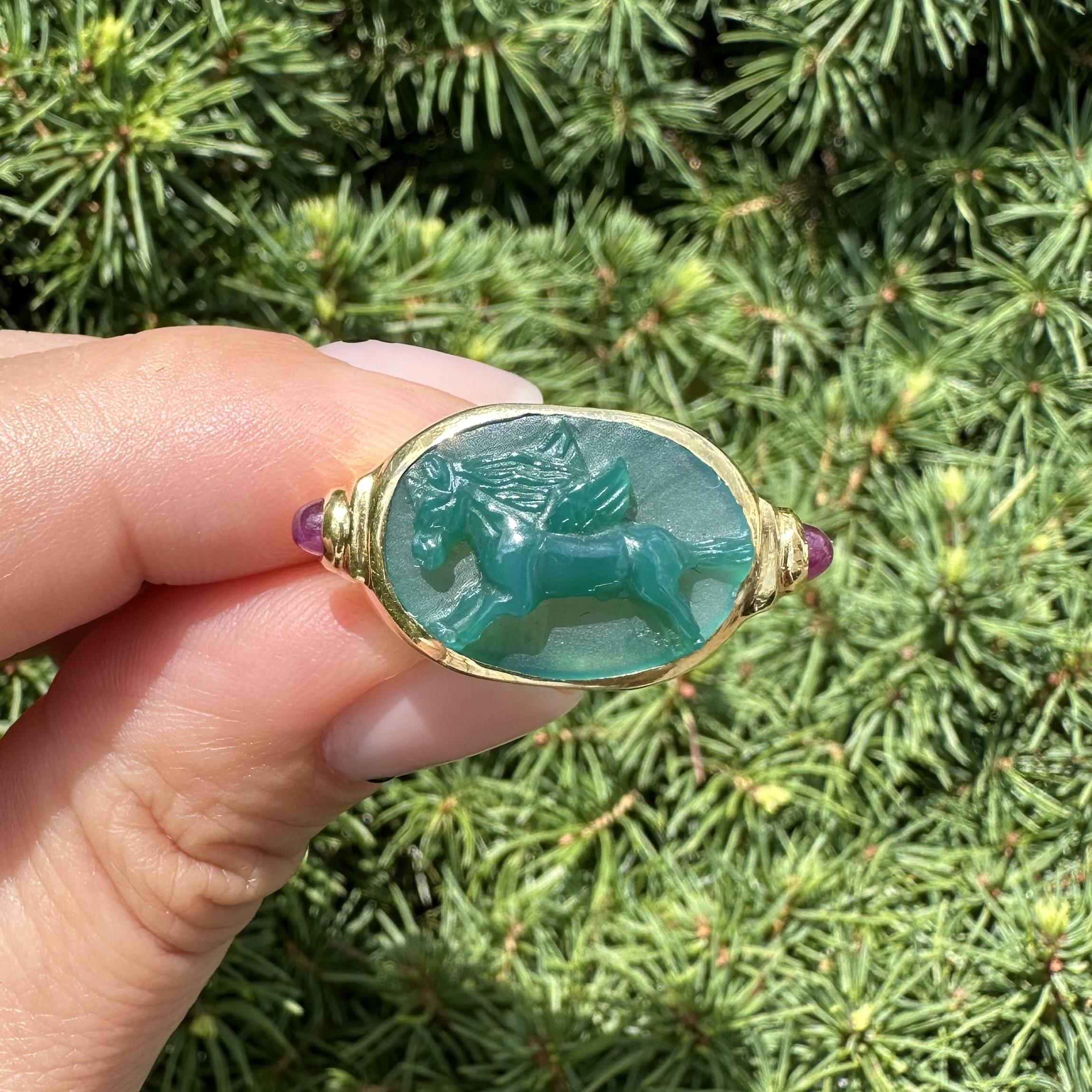 Vintage 18k Gelbgold geschnitzt Kamee Lünette Einhorn Chalcedon & Rubin Ring im Angebot 2