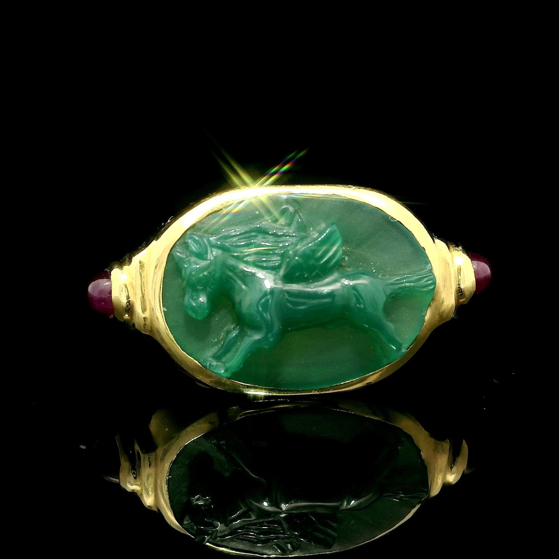 Vintage 18k Gelbgold geschnitzt Kamee Lünette Einhorn Chalcedon & Rubin Ring im Angebot 3