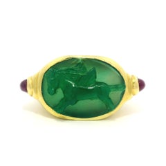 Bague vintage en or jaune 18k avec chaton en forme de camée, licorne, calcédoine et rubis