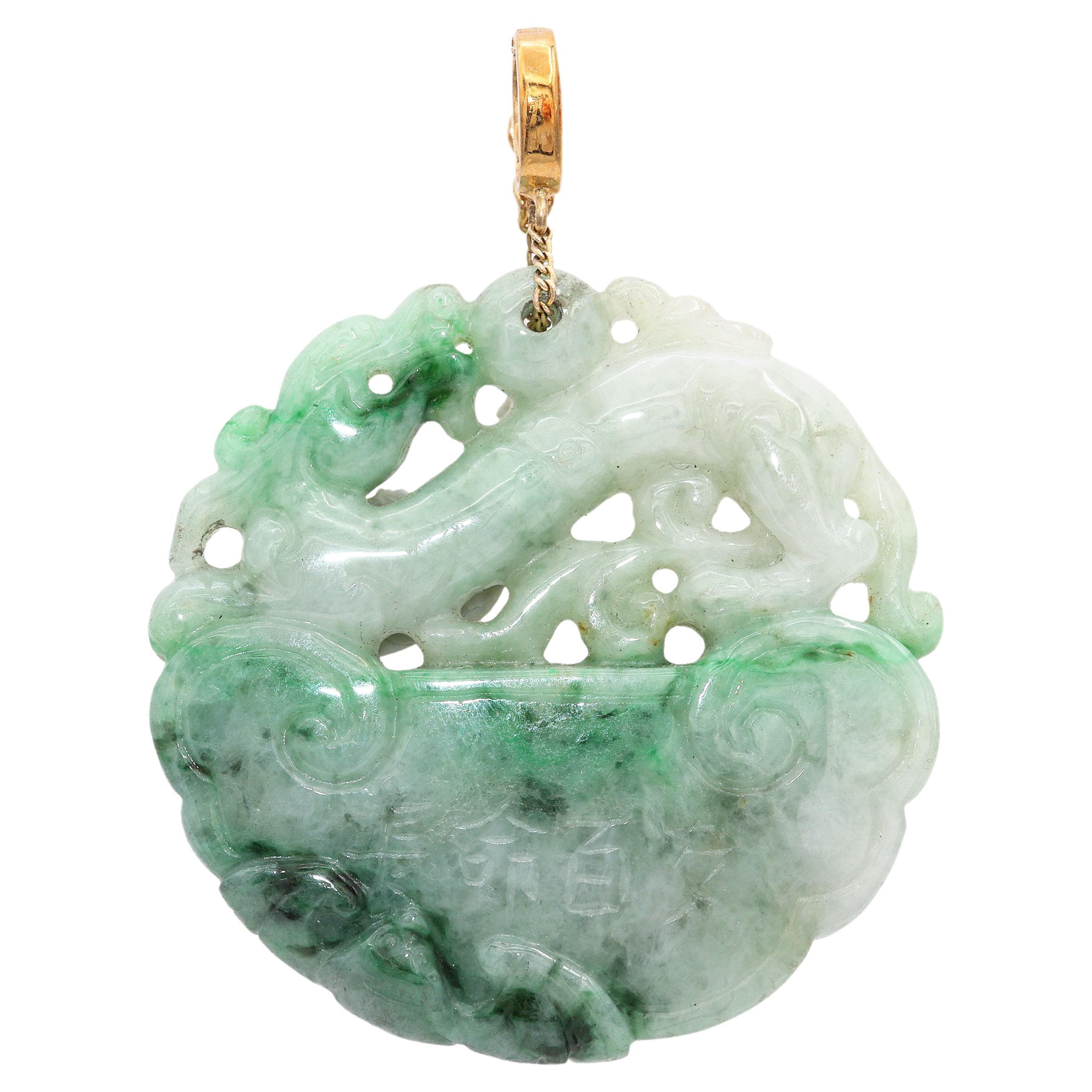 Pendentif vintage en or jaune 18 carats, dragon de jade sculpté, longévité et bonne chance