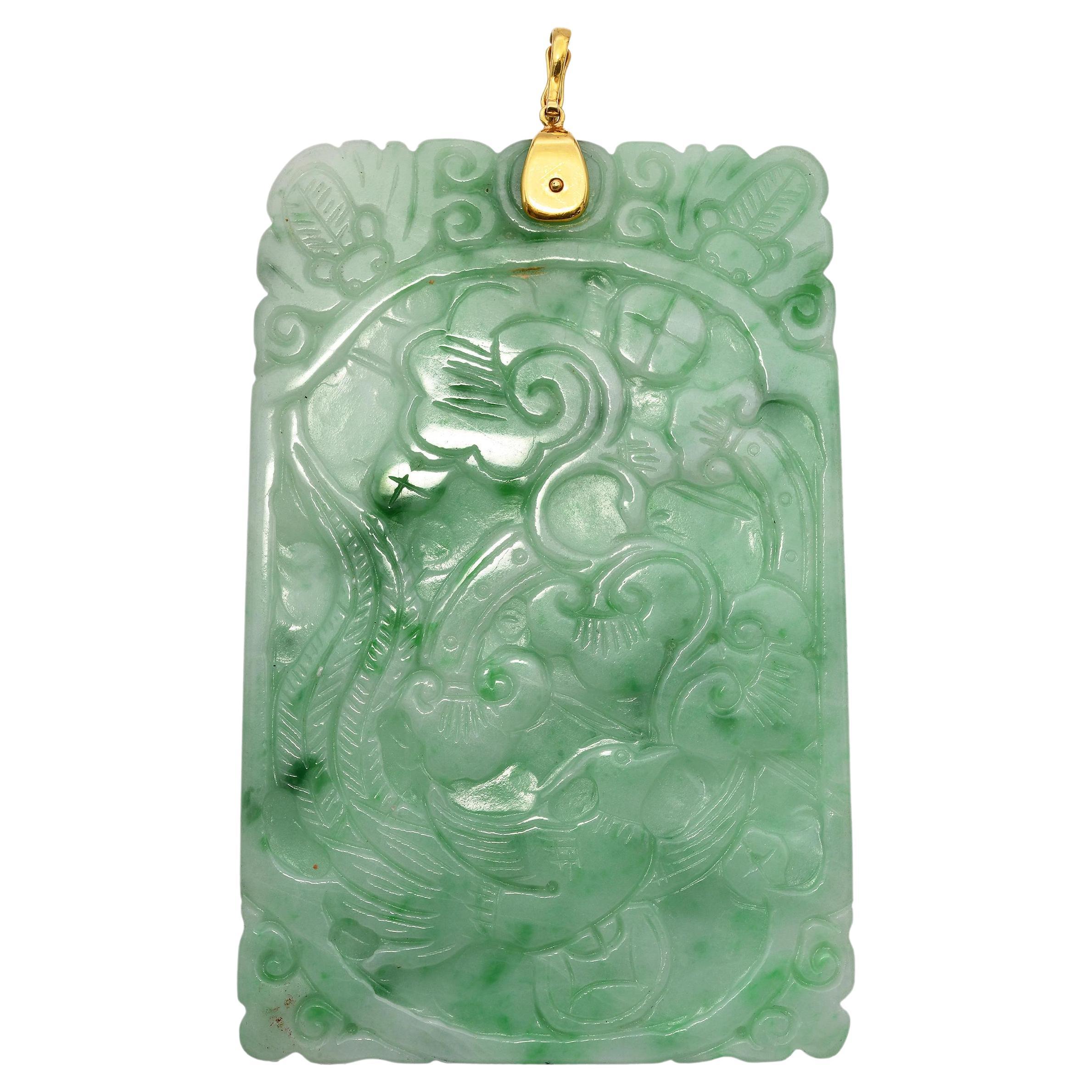 Ciondolo a forma di tavoletta di giada intagliata in oro giallo 18k vintage