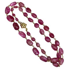 Collana lunga in oro giallo 18 carati con tormalina rosa intagliata e perline d'epoca 155ct 23.75"