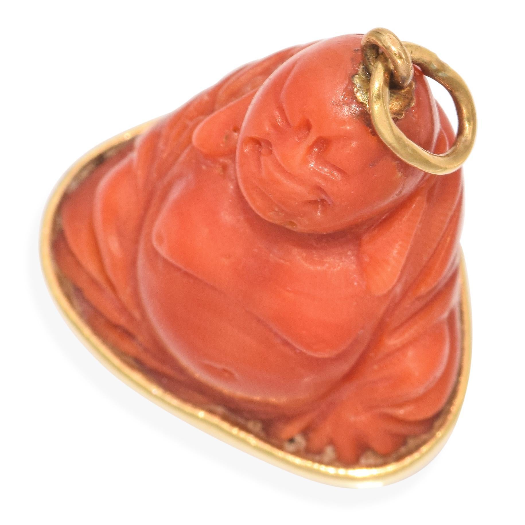 18 Karat Gelbgold geschnitzter roter Koralle glänzender Buddha 3D-Anhänger im Zustand „Gut“ im Angebot in New York, NY