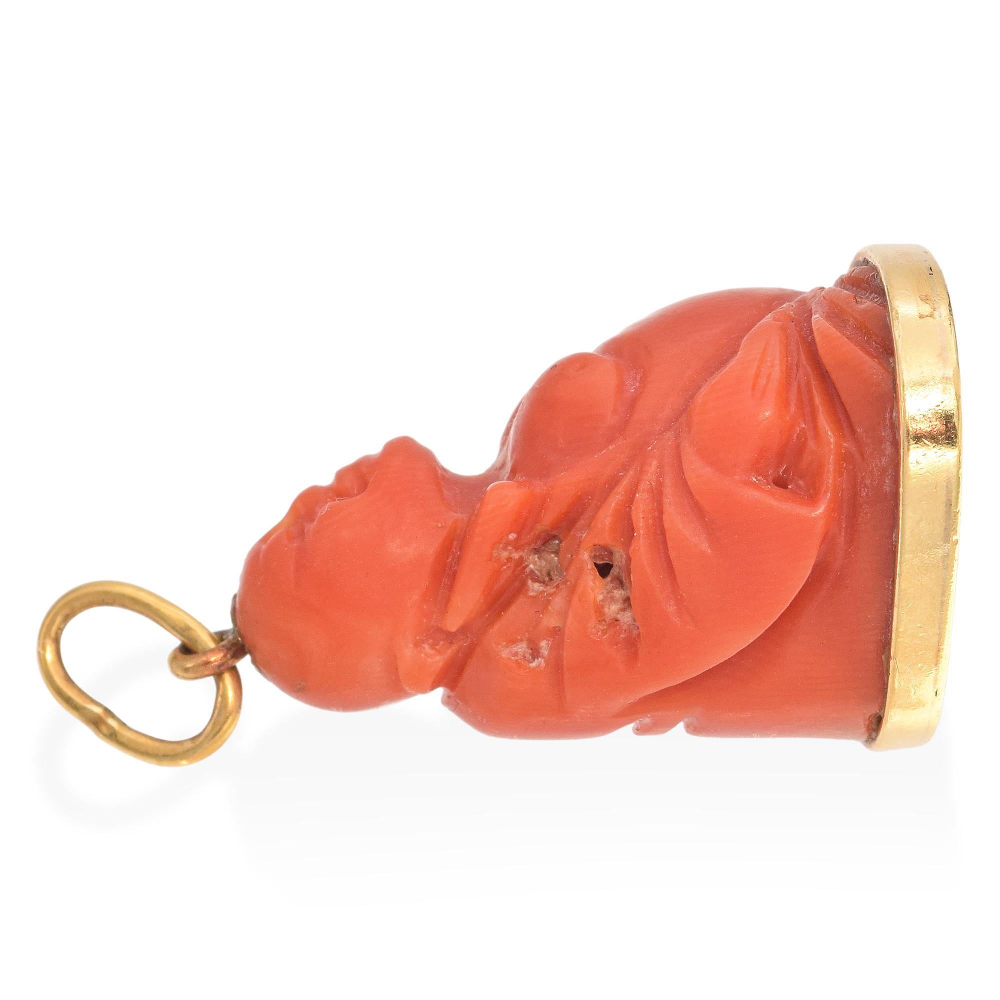 18 Karat Gelbgold geschnitzter roter Koralle glänzender Buddha 3D-Anhänger im Angebot 1