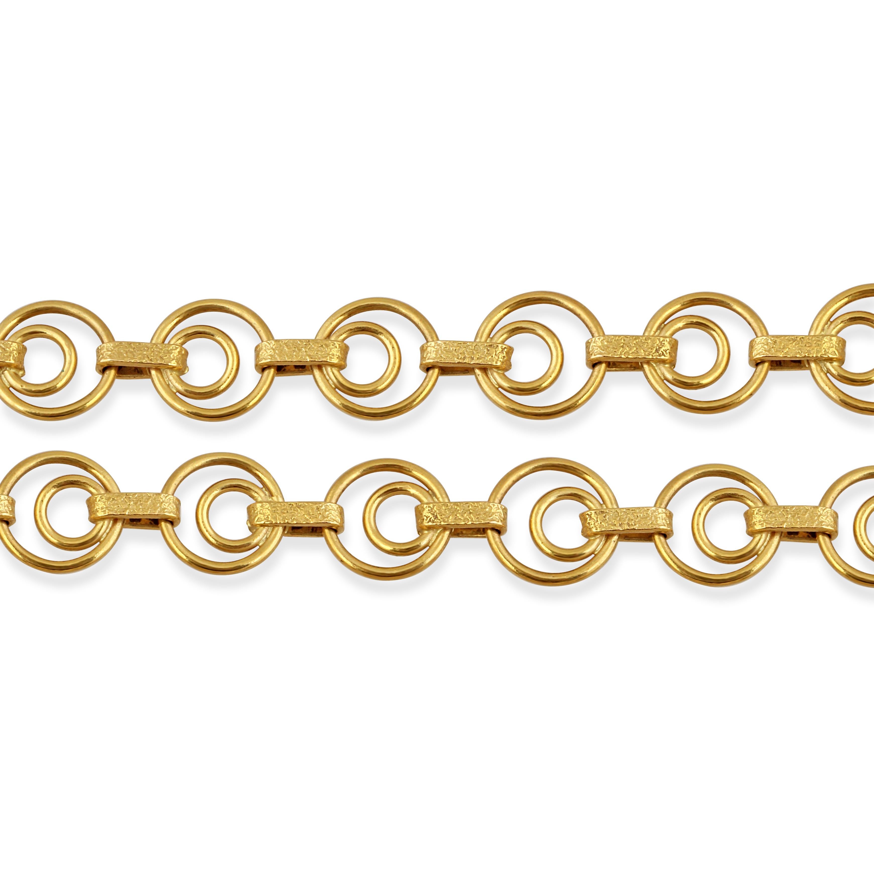 Eine Halskette aus 18 Karat Gelbgold mit doppelten Ringgliedern und strukturierten Goldabstandshaltern.

Länge: 80cm
Gewicht: 34.20gr

