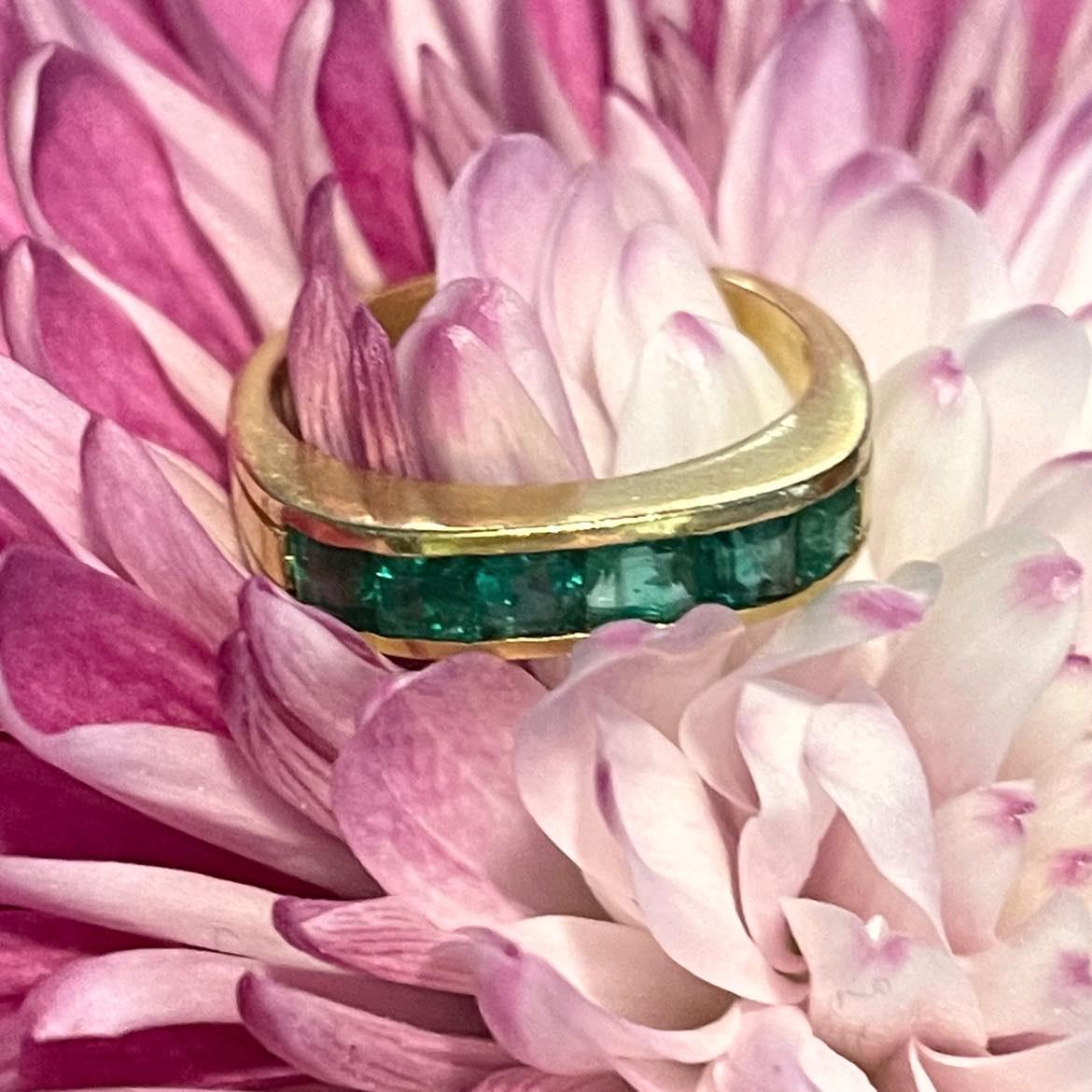 Vintage 18K Yellow Gold Channel Set Green Emerald Gemstone Wedding Band Ring 1