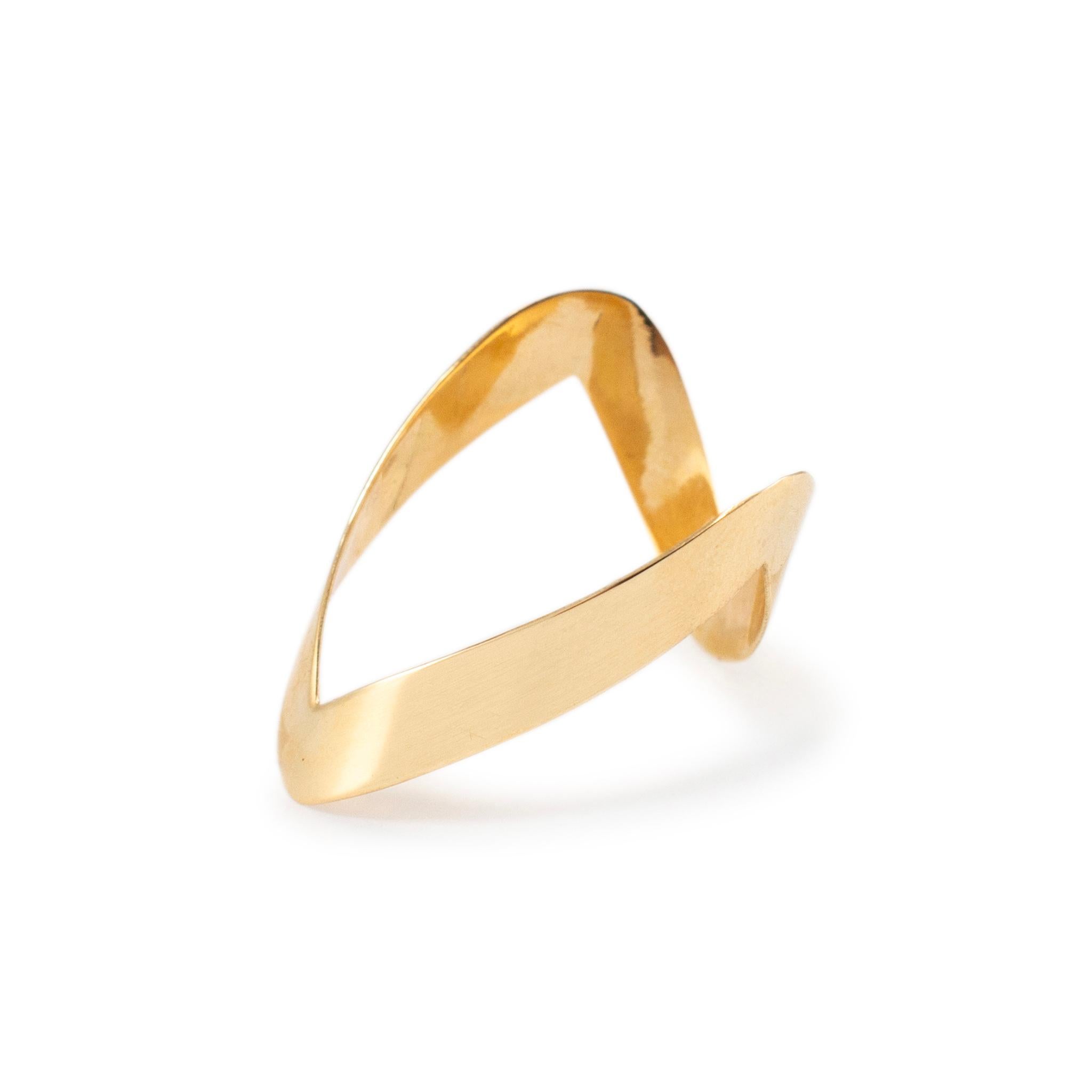 Vintage 18K Yellow Gold Chevron V Shaped Open Band Ring In Excellent Condition For Sale In Houston, TX