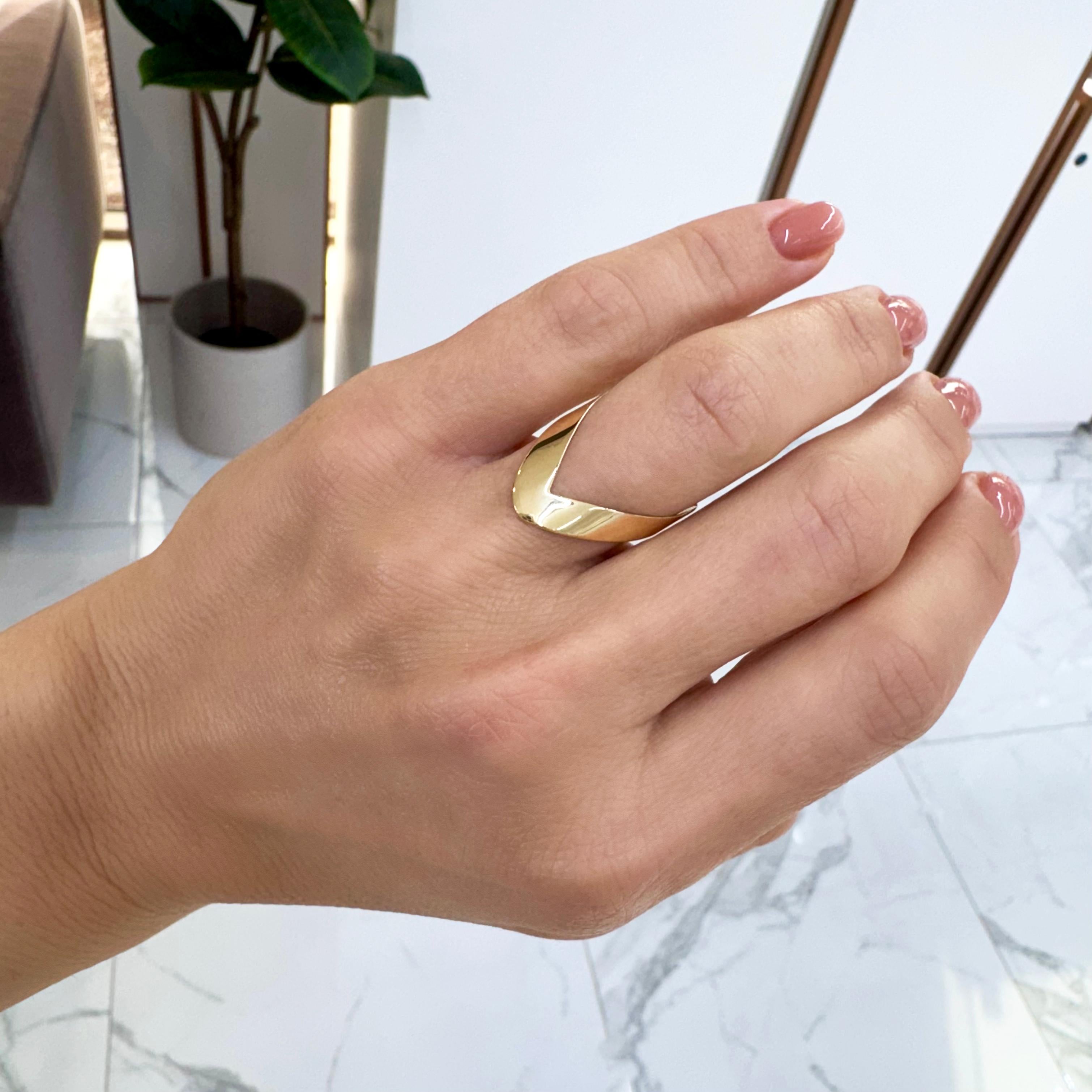 Vintage 18K Yellow Gold Chevron V Shaped Open Band Ring For Sale 2
