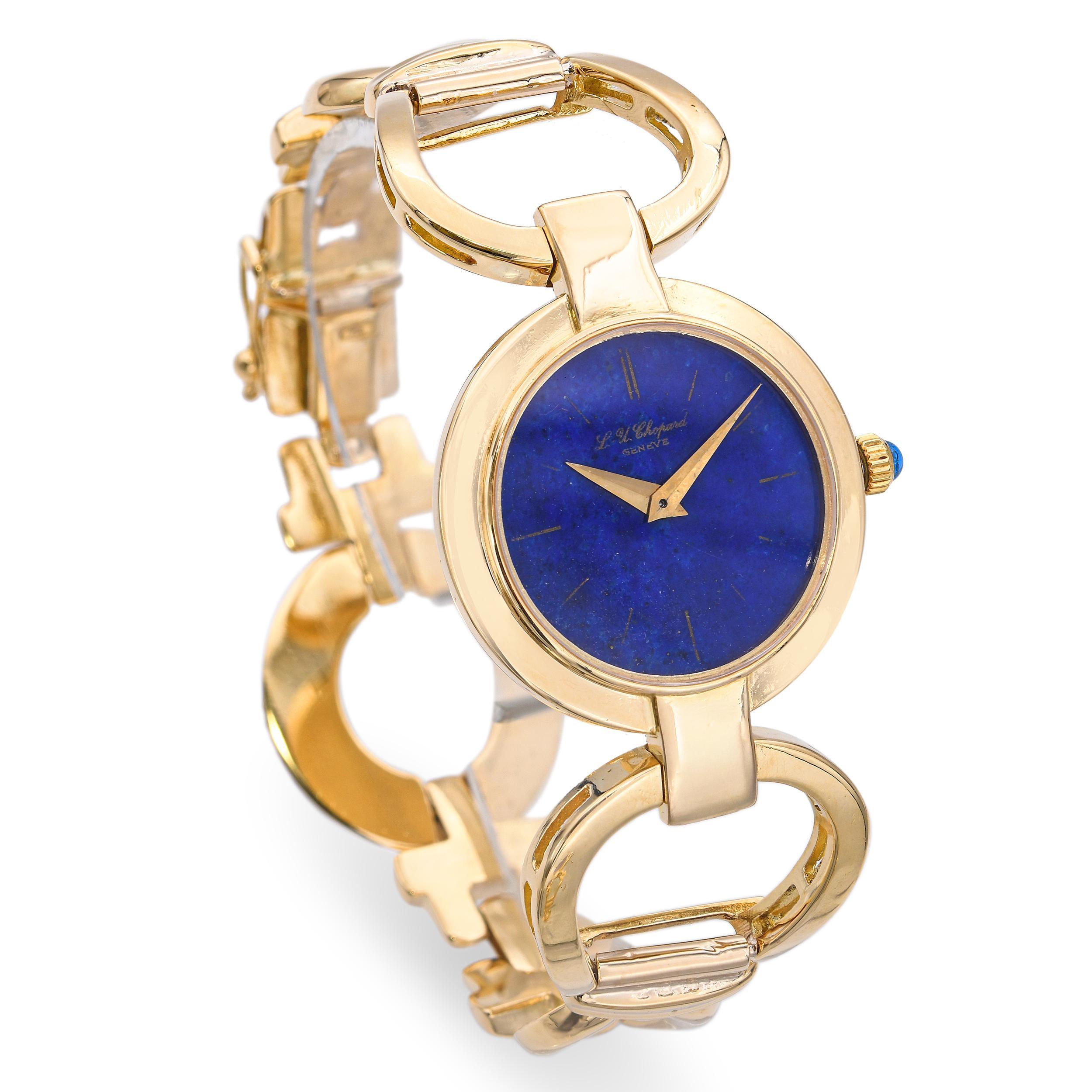 Questo orologio da polso Chopard d'epoca presenta un sorprendente quadrante in lapislazzuli, che mostra la bellezza naturale e le profonde sfumature blu della gemma. Realizzata in lussuoso oro, la cassa esalta l'eleganza del design e mette in mostra