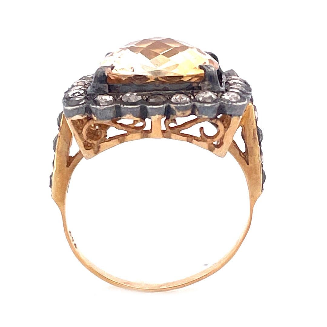 Anello vintage in oro giallo 18 carati con citrino e diamanti

Fai una dichiarazione audace con il nostro splendido anello con citrino e diamante in oro giallo 18 carati. Al centro, un magnifico citrino ovale del peso di 5,05 carati ruba la scena. 