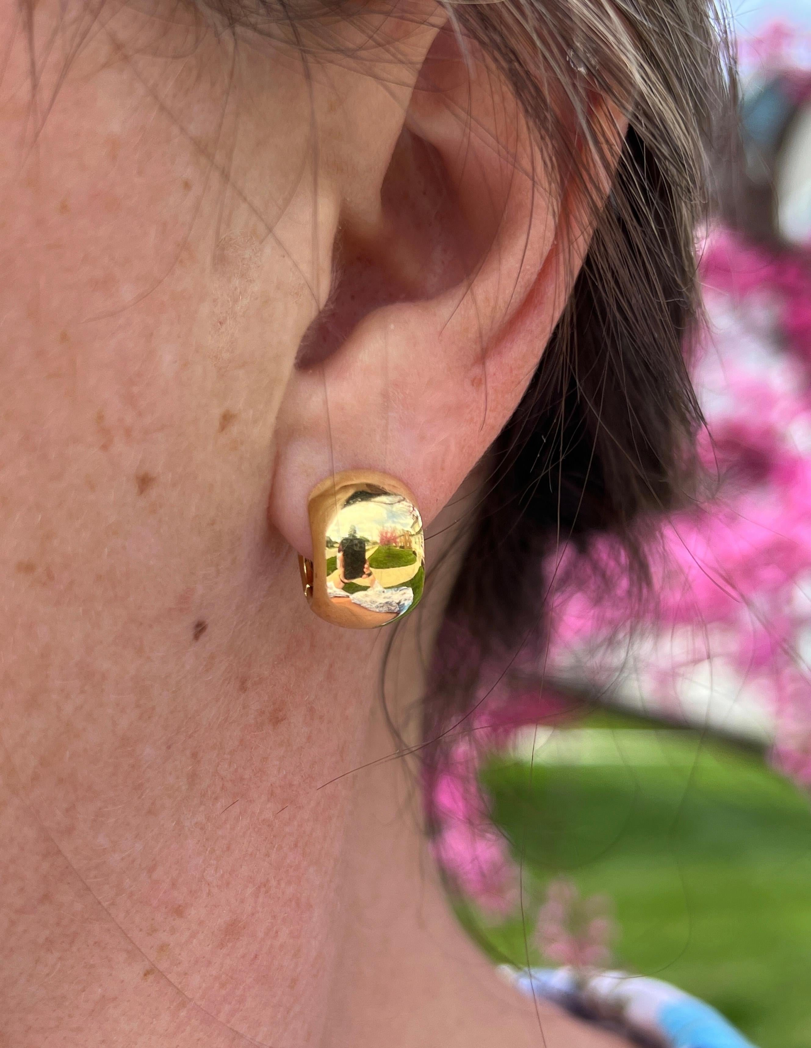 Contemporary Vintage 18k Yellow Gold Classic Chunky Huggie Hoop Earrings For Sale