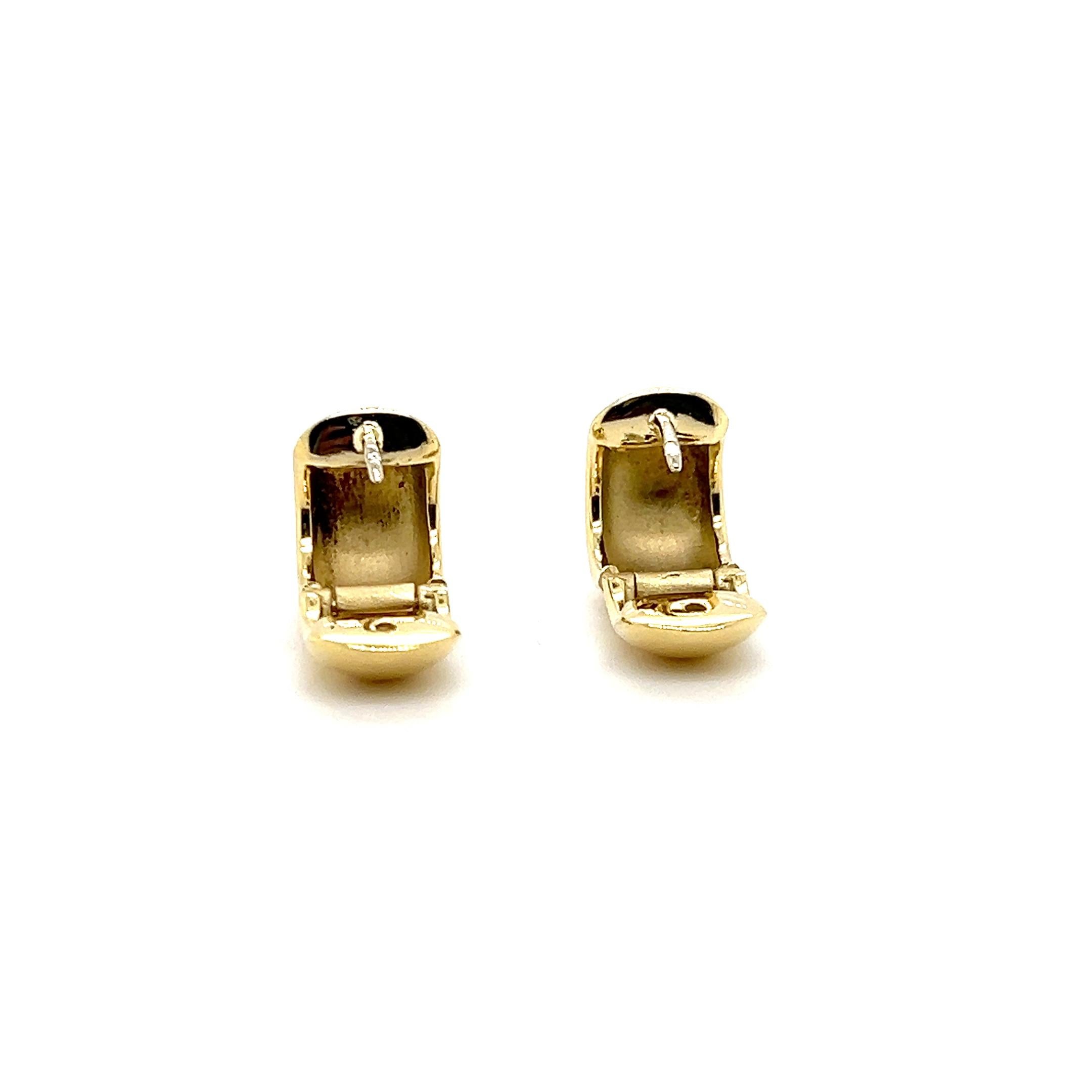 Vintage 18k Yellow Gold Classic Chunky Huggie Hoop Earrings In Good Condition For Sale In Towson, MD