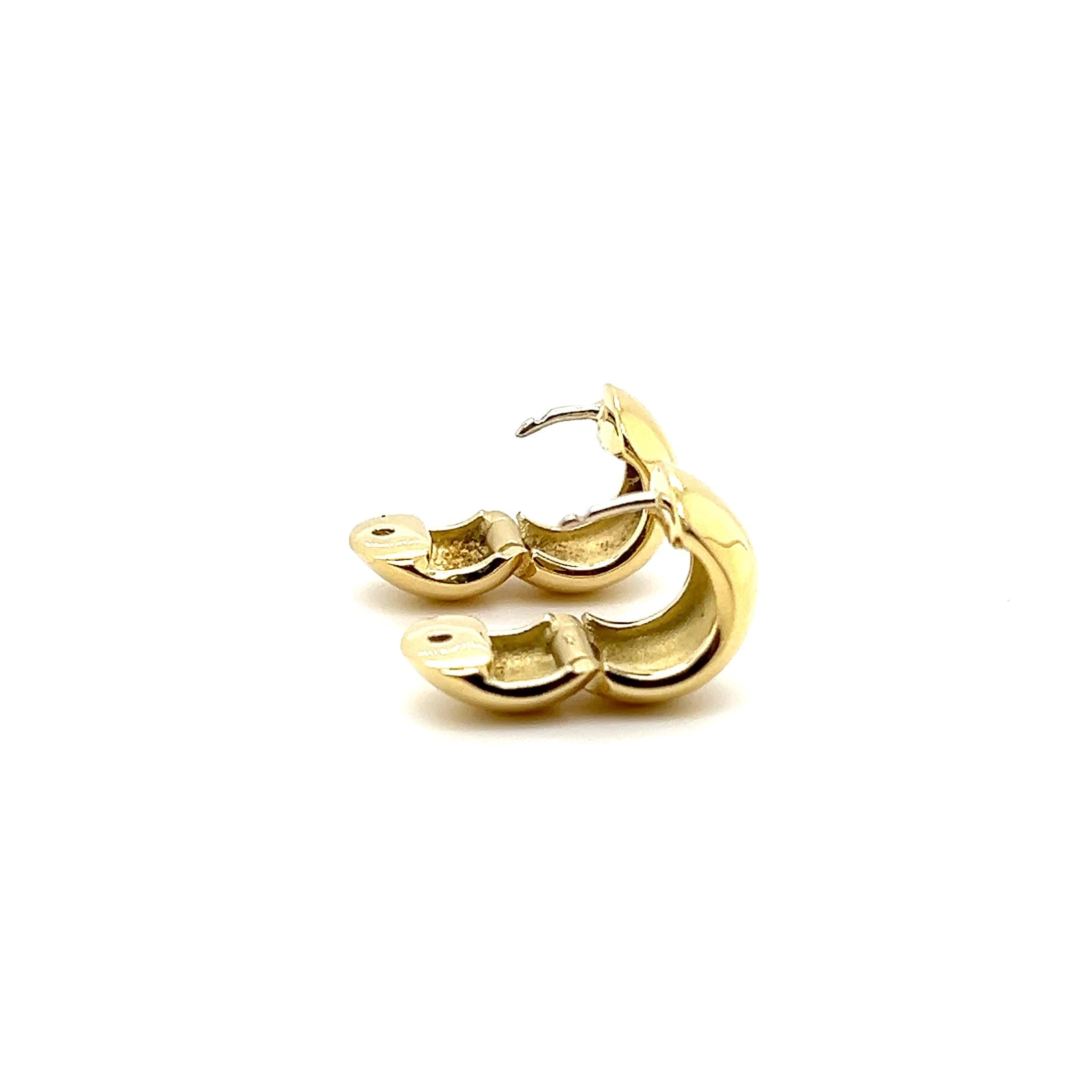 Vintage 18k Yellow Gold Classic Chunky Huggie Hoop Earrings For Sale 1