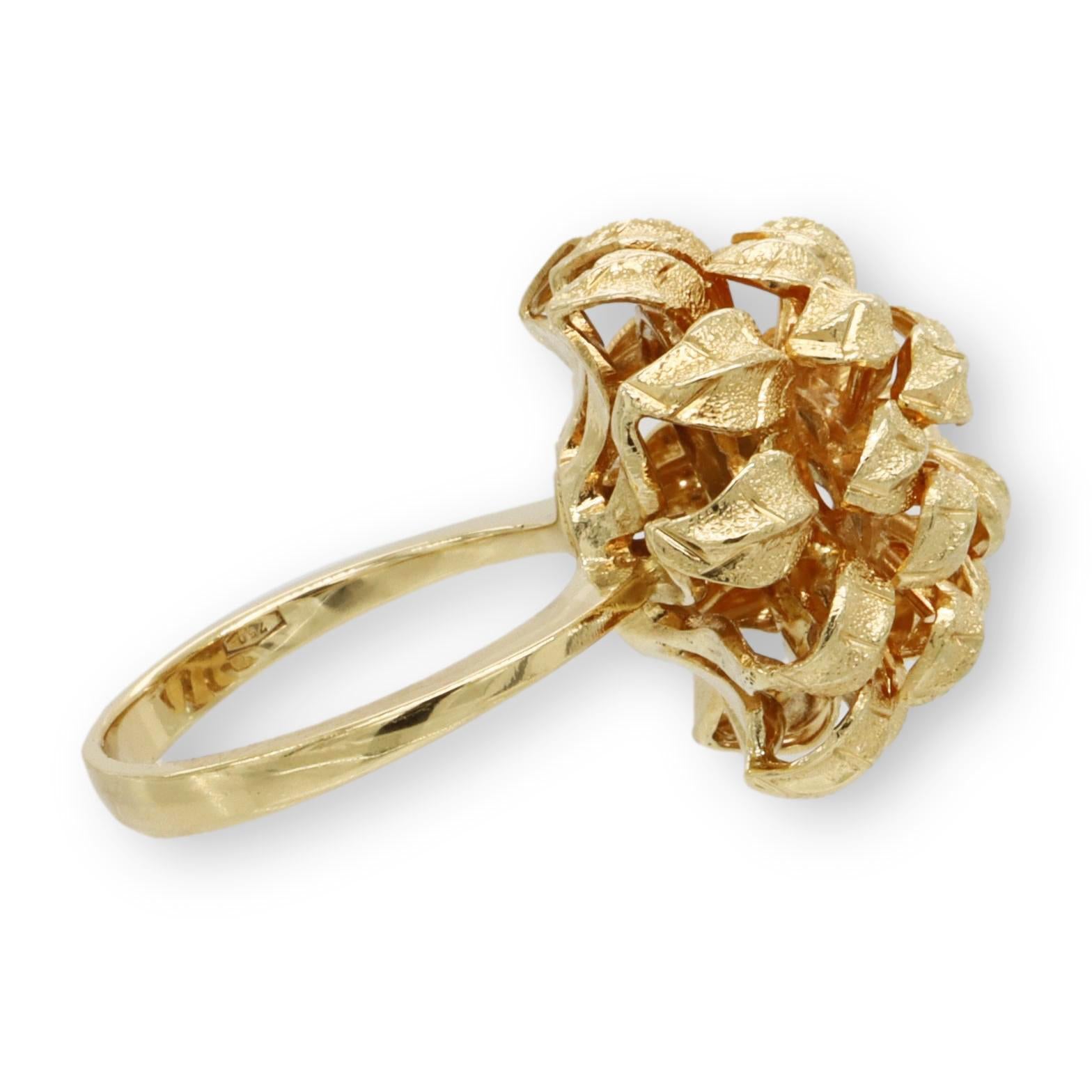 Fein gearbeiteter Vintage-Cocktailring aus 18 Karat Gelbgold mit einem Blumenstrauß mit Blattmotiv an der Spitze. Die Blätter haben ein strukturiertes Design sitzen 13mm auf der Oberseite des Fingers. Der Schaft verjüngt sich von 2,5 mm an der