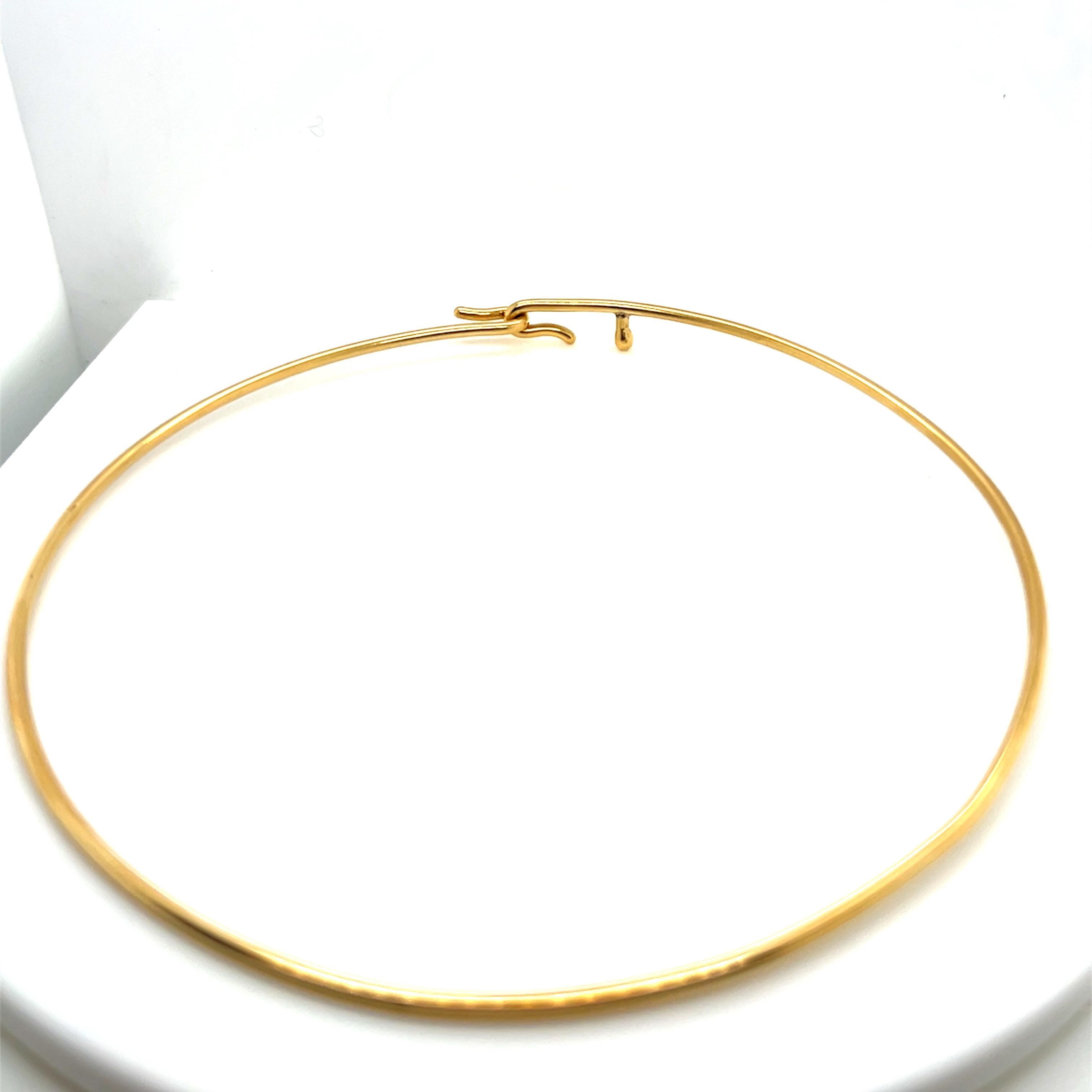 Diese Halskette aus 18-karätigem Gelbgold ist ein Beispiel für zeitlose Eleganz. Ihr schlichtes, minimalistisches Design macht sie zu einem raffinierten Schmuckstück. Die Halskette wiegt beachtliche 22,23 Gramm und verfügt über eine glatte, polierte